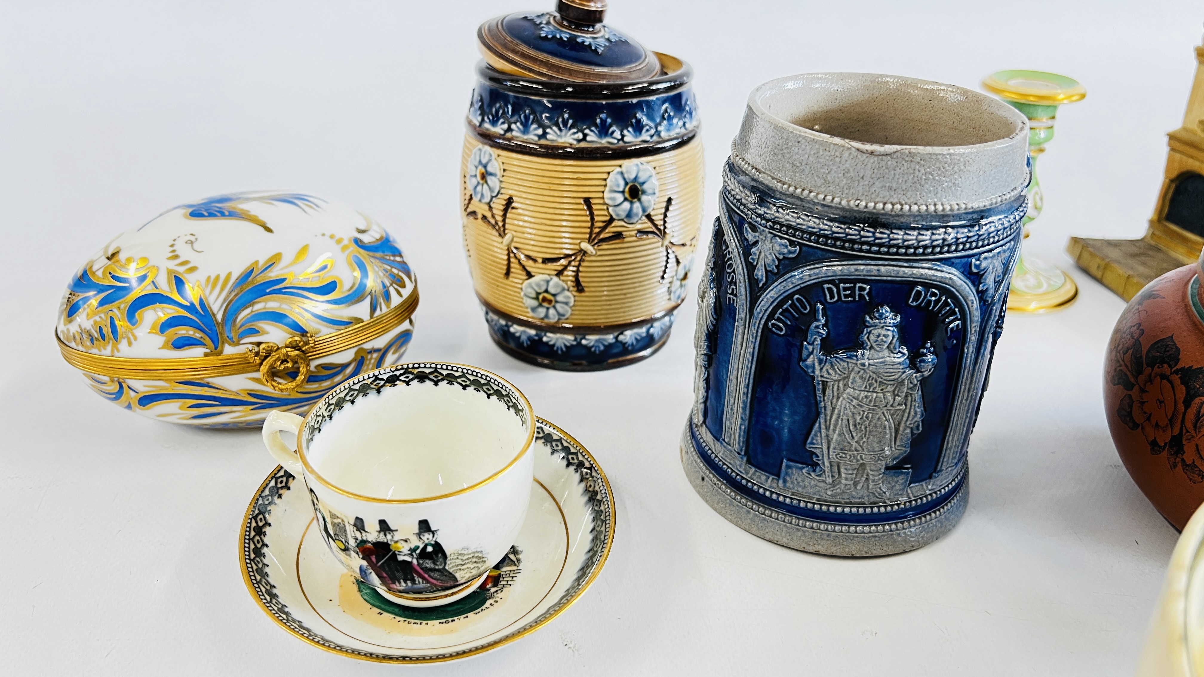 A GROUP OF VINTAGE SUNDRY CHINA TO INCLUDE A DOULTON LAMBETH TOBACCO JAR, - Image 4 of 6