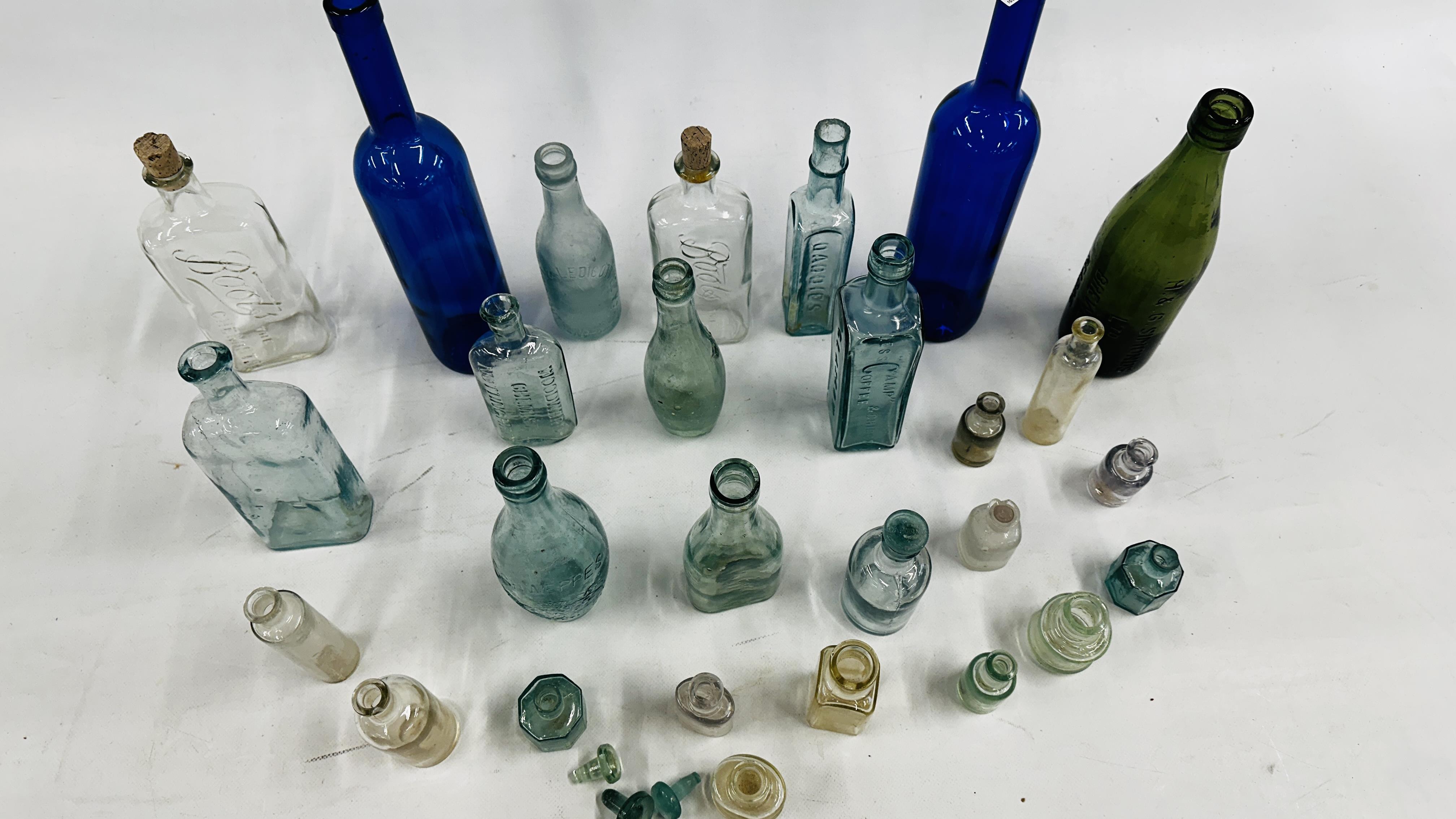 LARGE GROUP OF ANTIQUE AND VINTAGE APOTHECARY + ADVERTISING BOTTLES. - Bild 16 aus 16