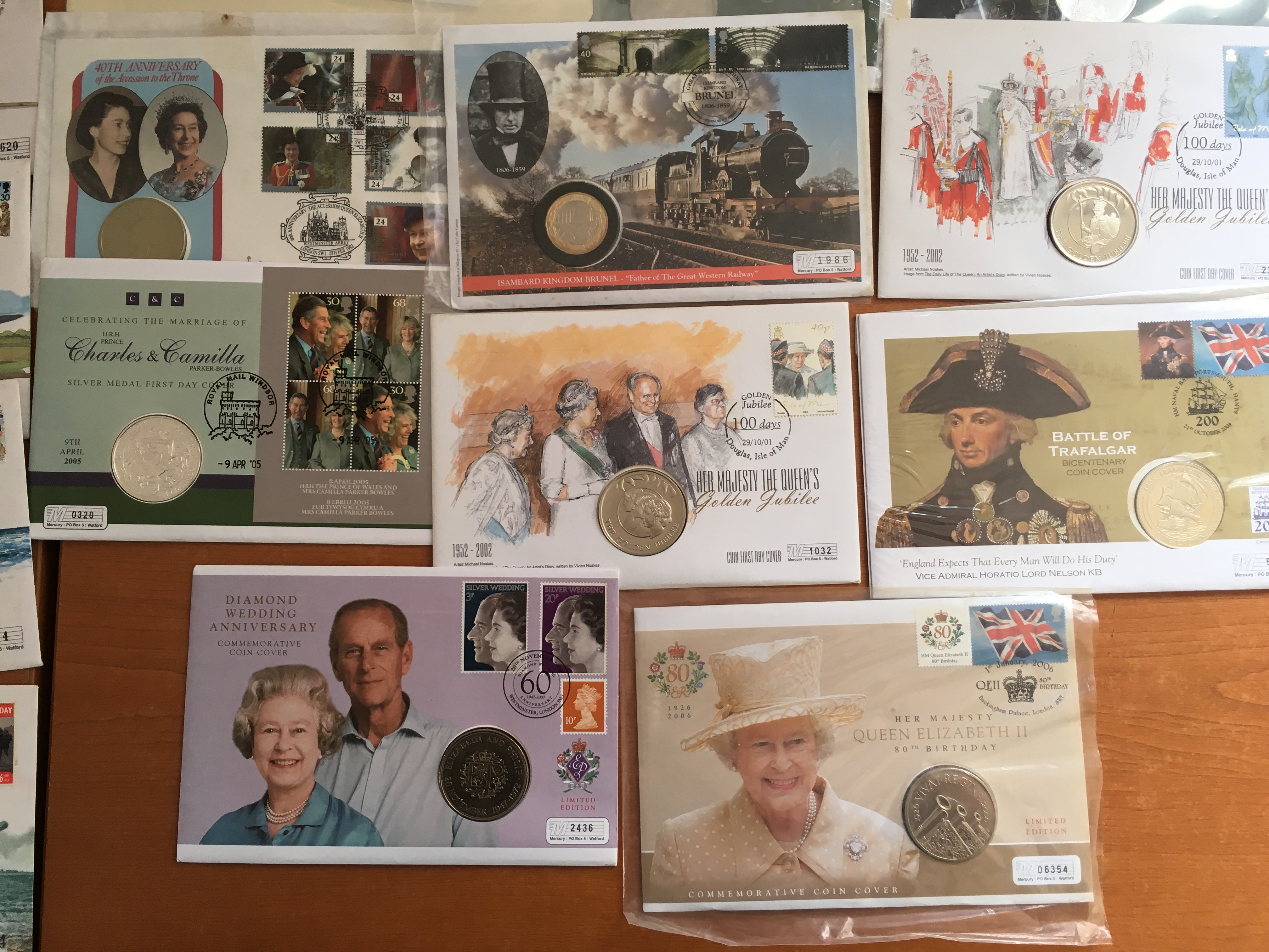 COIN COVERS: SMALL COLLECTION MAINLY MERCURY COVERS WITH CROWN SIZE COINS (25). - Bild 2 aus 5