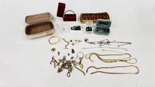 A GROUP OF ASSORTED COSTUME JEWELLERY TO INCLUDE GOLD TONE NECKLACES AND T-BAR BRACELET,