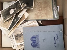 EPHEMERA: SHOEBOX OF SNAPSHOTS, PHOTOS, POSTCARDS, POSB SAVINGS BANK, WW2 IN MEMORIAM CARD (A/F),