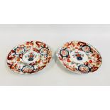 A PAIR OF VINTAGE IMARI PATTERN PLATES - DIAM 28.5CM (RIM CHIP & HAIRLINE CRACK TO ONE EXAMPLE).