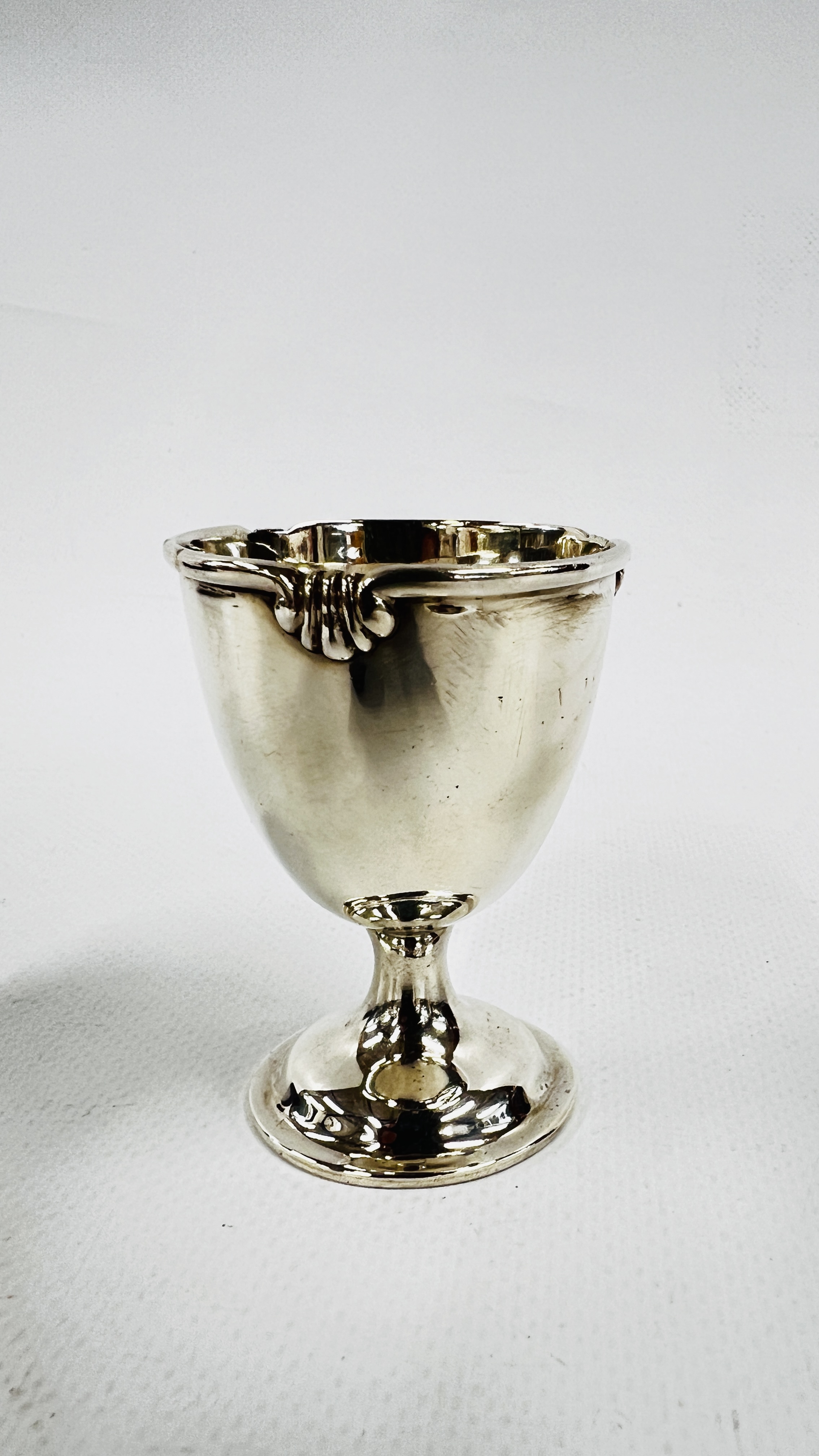 A VINTAGE CASED SILVER EGG CUP AND SPOON, LONDON ASSAY, MAKERS JOSIAH WILLIAMS. - Image 2 of 7