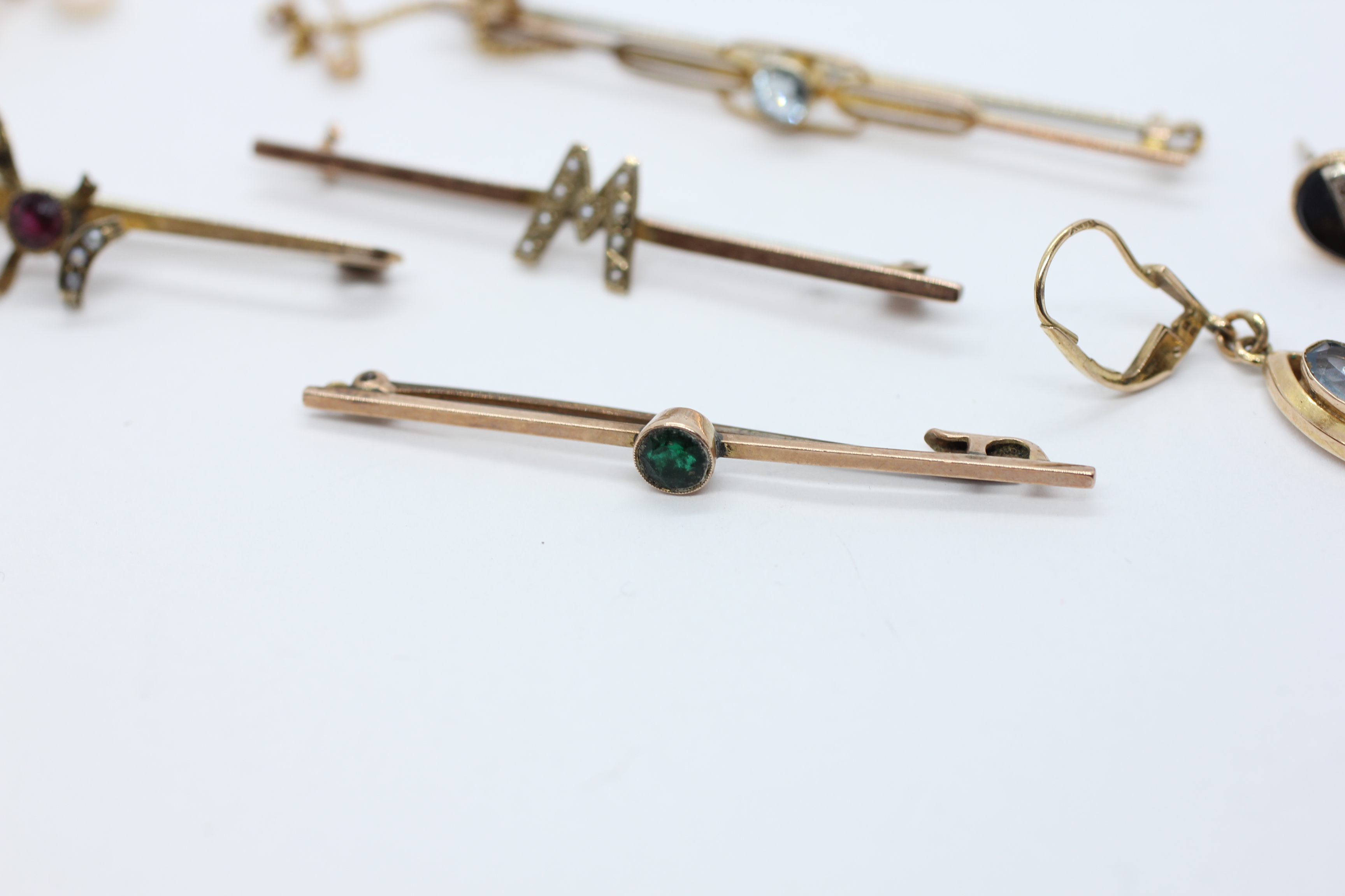 A GROUP OF FOUR 9CT. GOLD VINTAGE STONE SET BROOCHES, TWO SINGLE 9CT. GOLD EARRINGS, PAIR OF 9CT. - Image 2 of 10