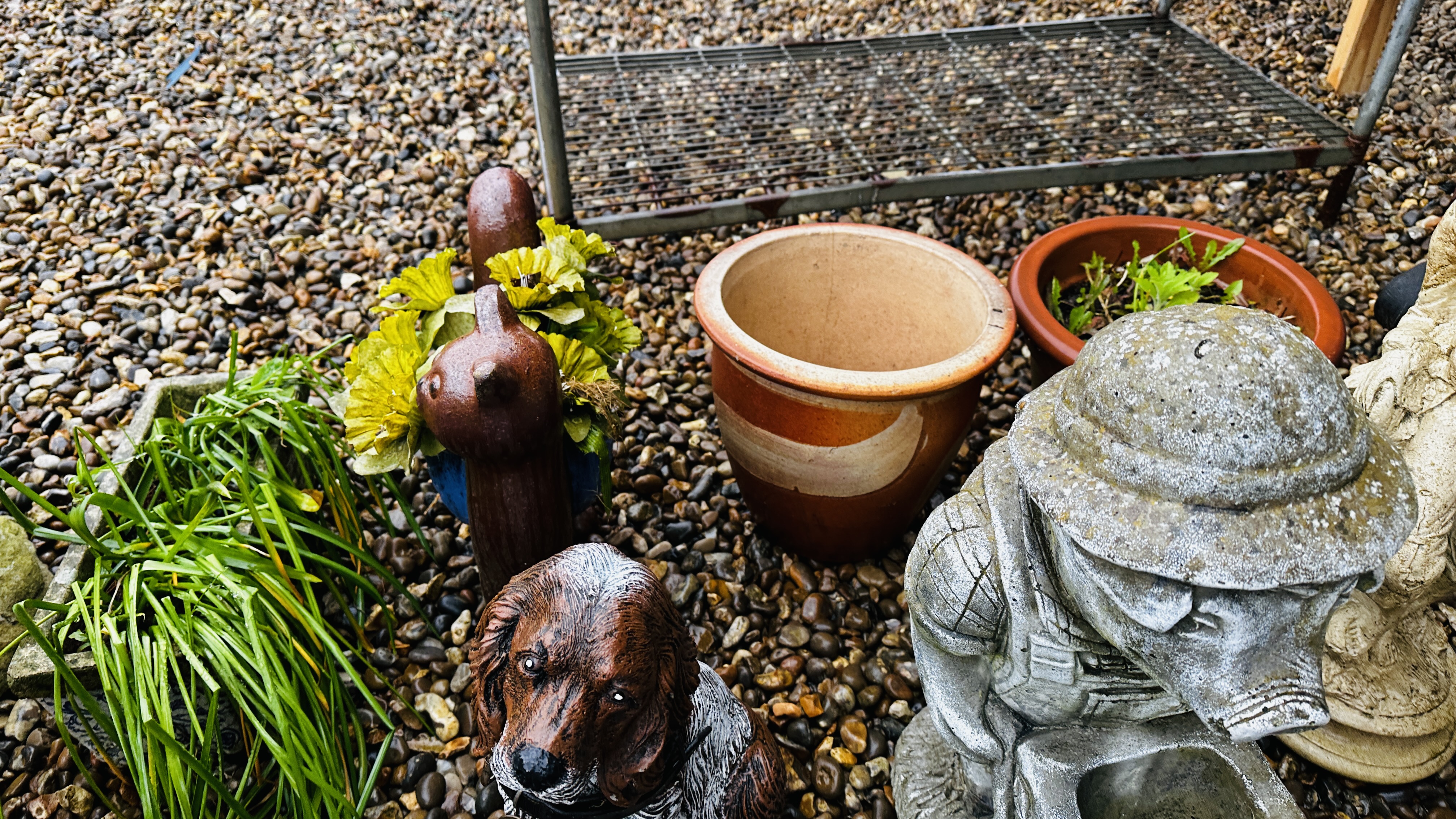 A GROUP OF GARDEN STONEWORK AND PLANTERS TO INCLUDE FIGURES, ANIMALS, BIRD BATHS, ETC. - Image 6 of 9