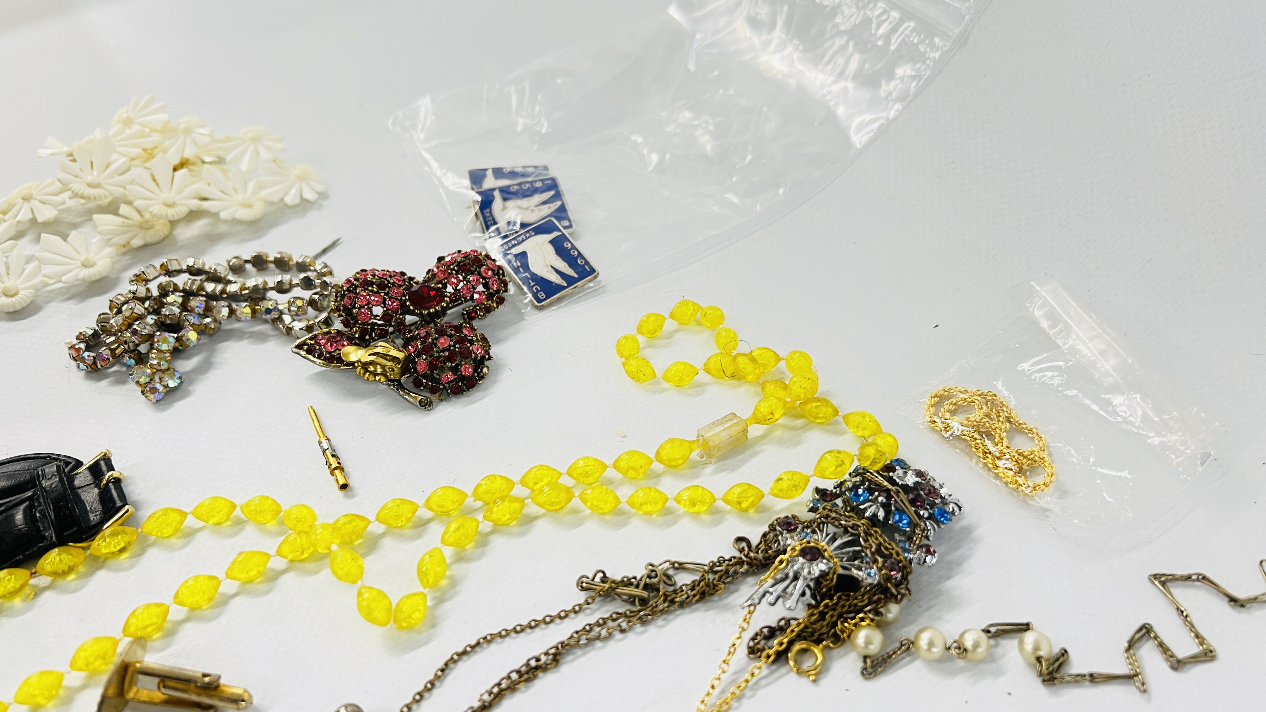 A BOX OF MIXED COSTUME JEWELLERY TO INCLUDE BROOCHES & BEADED NECKLACES, - Image 20 of 23