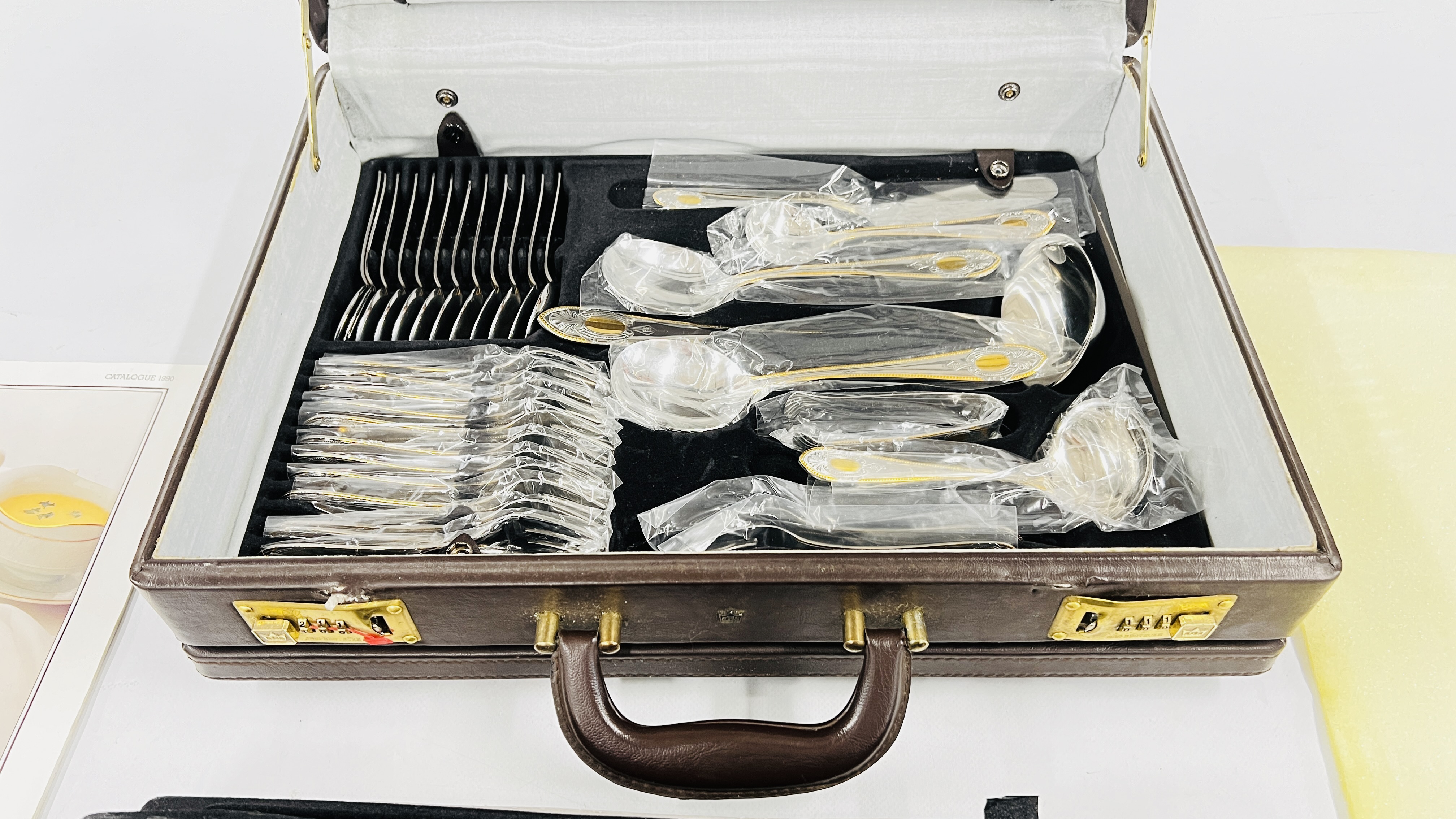 A CASED CANTEEN OF SBS SOLINGEN CUTLERY (12 PLACE SETTING). - Image 6 of 8