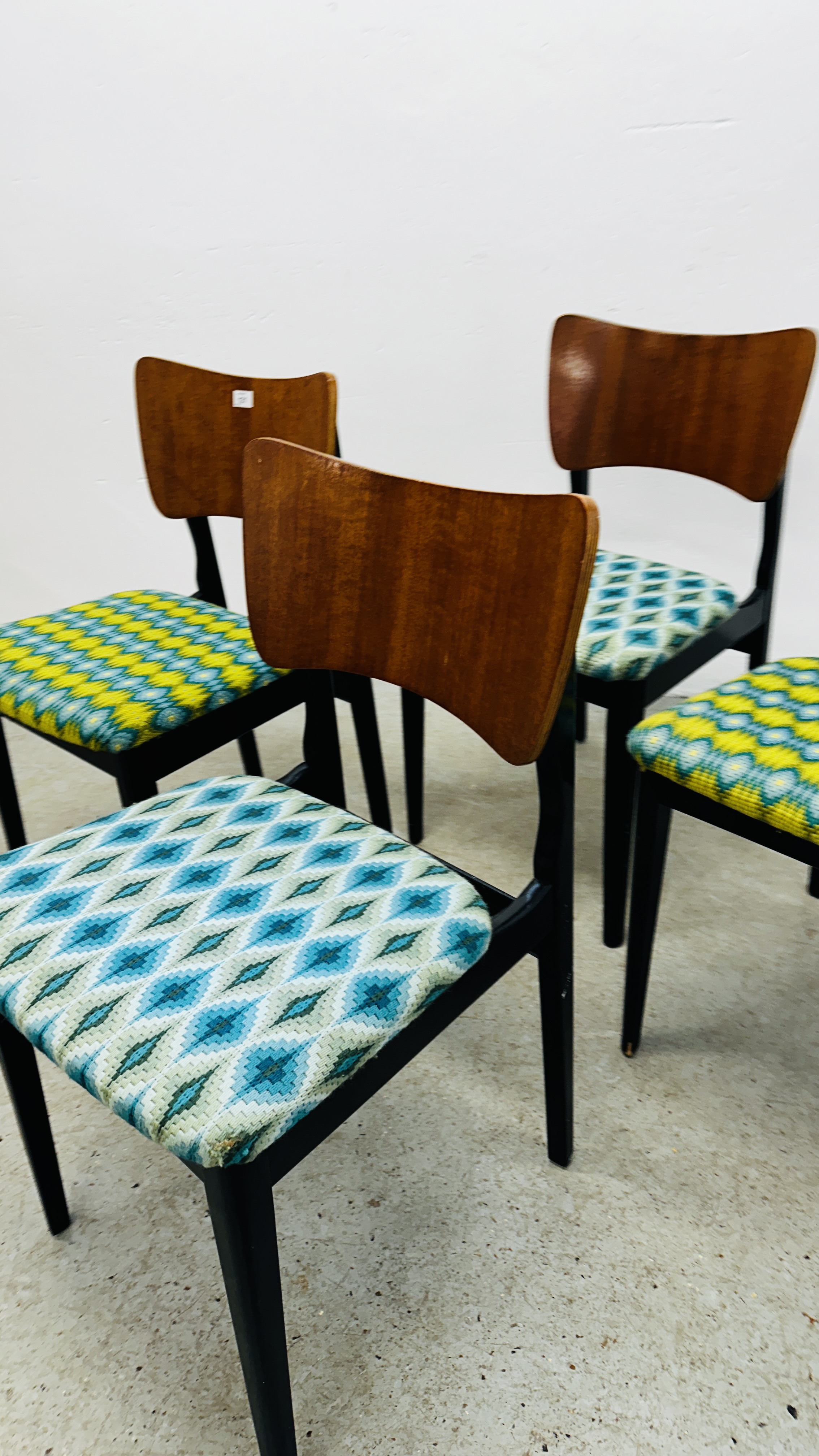 A SET OF 4 MID CENTURY DINING CHAIRS. - Image 4 of 19
