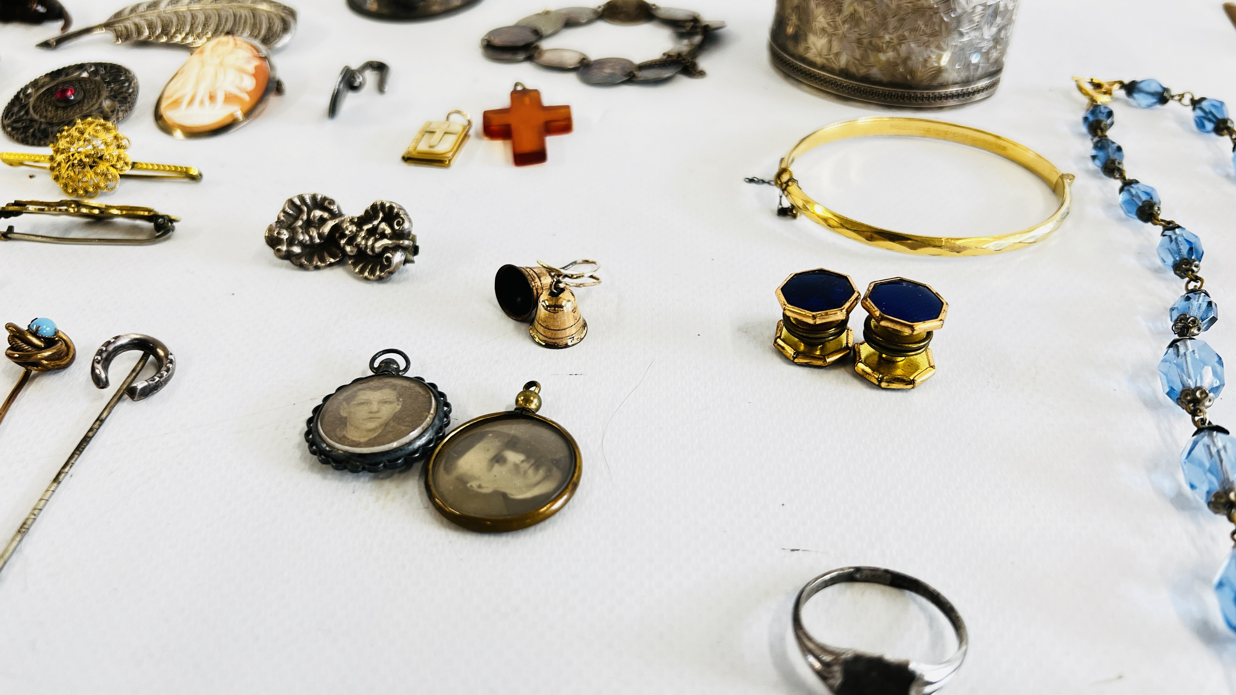 A GROUP OF VICTORIAN AND LATER JEWELLERY INCLUDING SOME SILVER, BROOCHES, BANGLES, BEADS, - Image 4 of 6