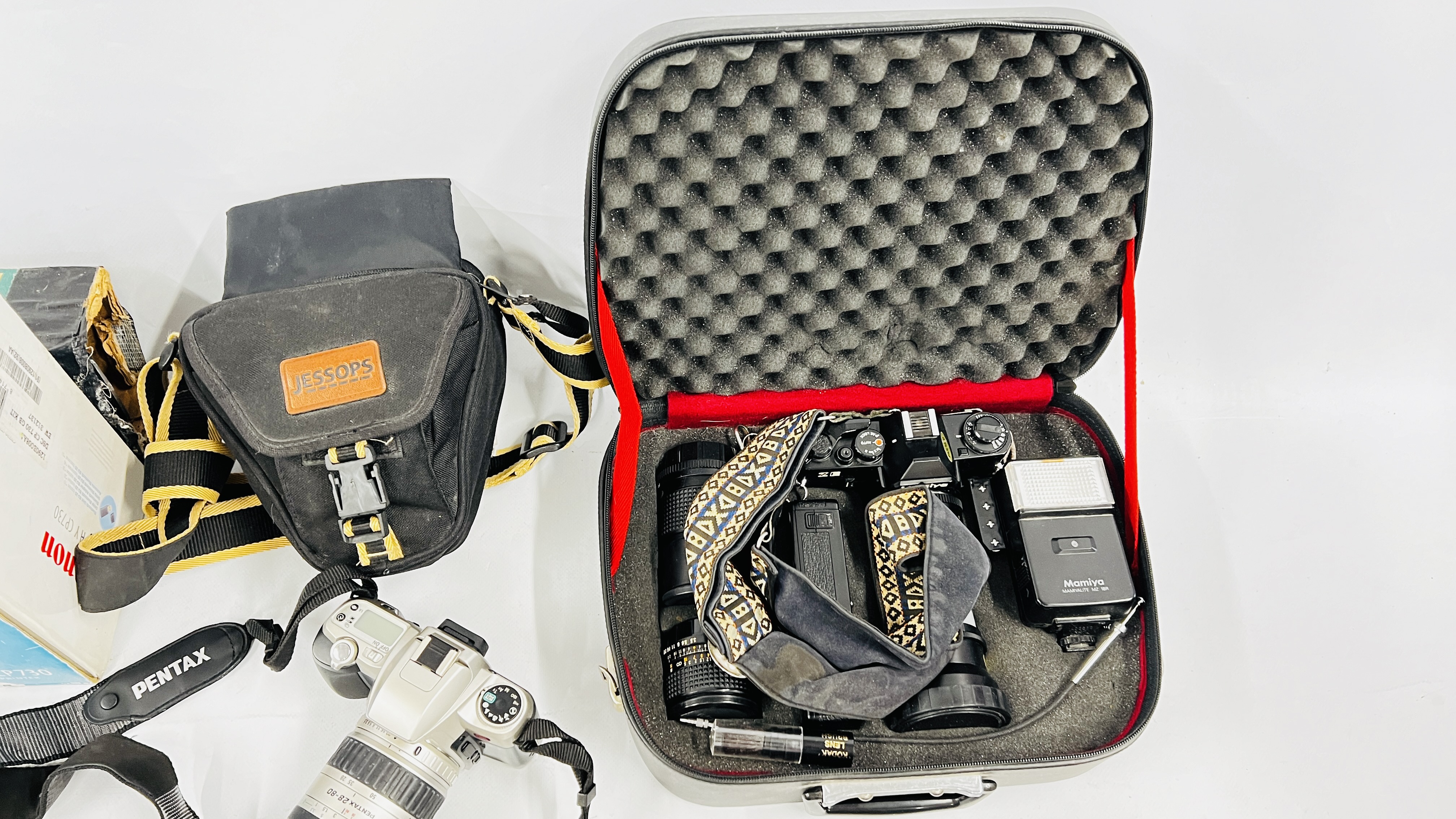 A GROUP OF PHOTOGRAPHIC AND VIDEO EQUIPMENT TO INCLUDE MAMIYA ZE 35MM SLR CAMERA IN CARRY CASE WITH - Image 7 of 10