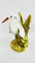 AN IMPRESSIVE CONTINENTAL PORCELAIN STUDY OF A STORK, H 39CM.