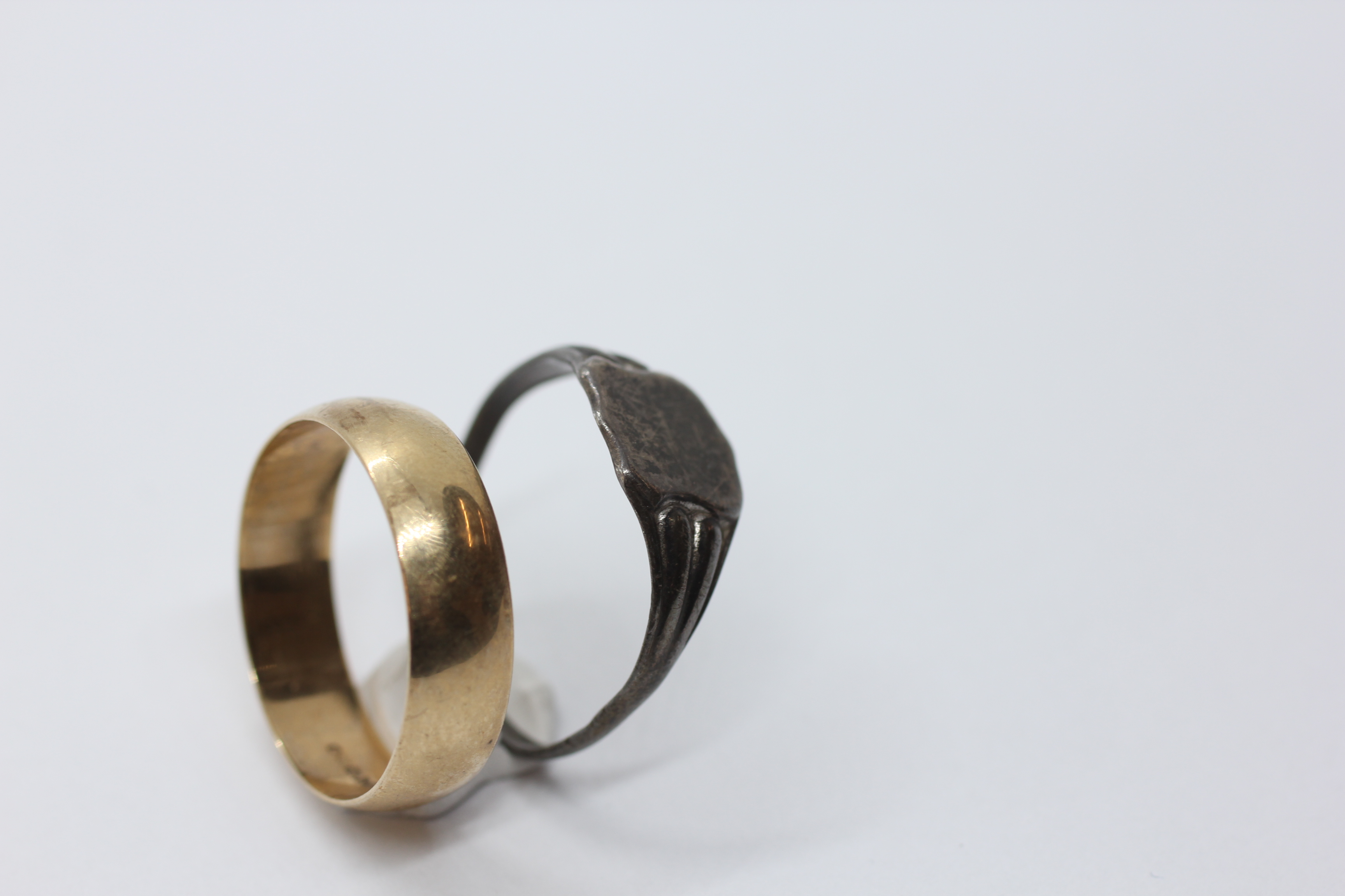 A 9CT GOLD WEDDING BAND AND A SILVER SIGNET RING. - Image 4 of 10