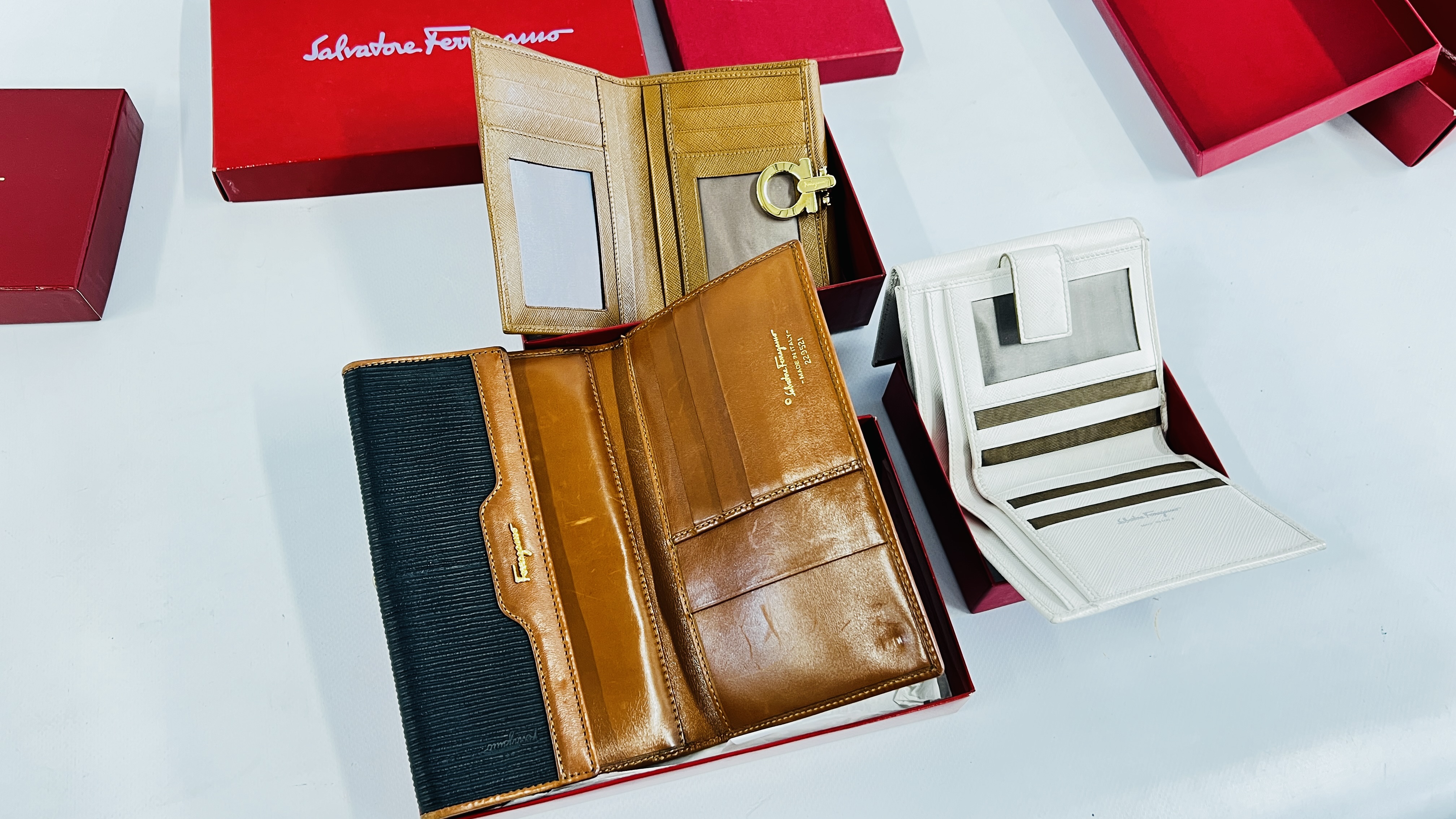 A GROUP OF 6 BOXED DESIGNER PURSES MARKED "SALVADOR FERRAGAMA". - Image 5 of 5