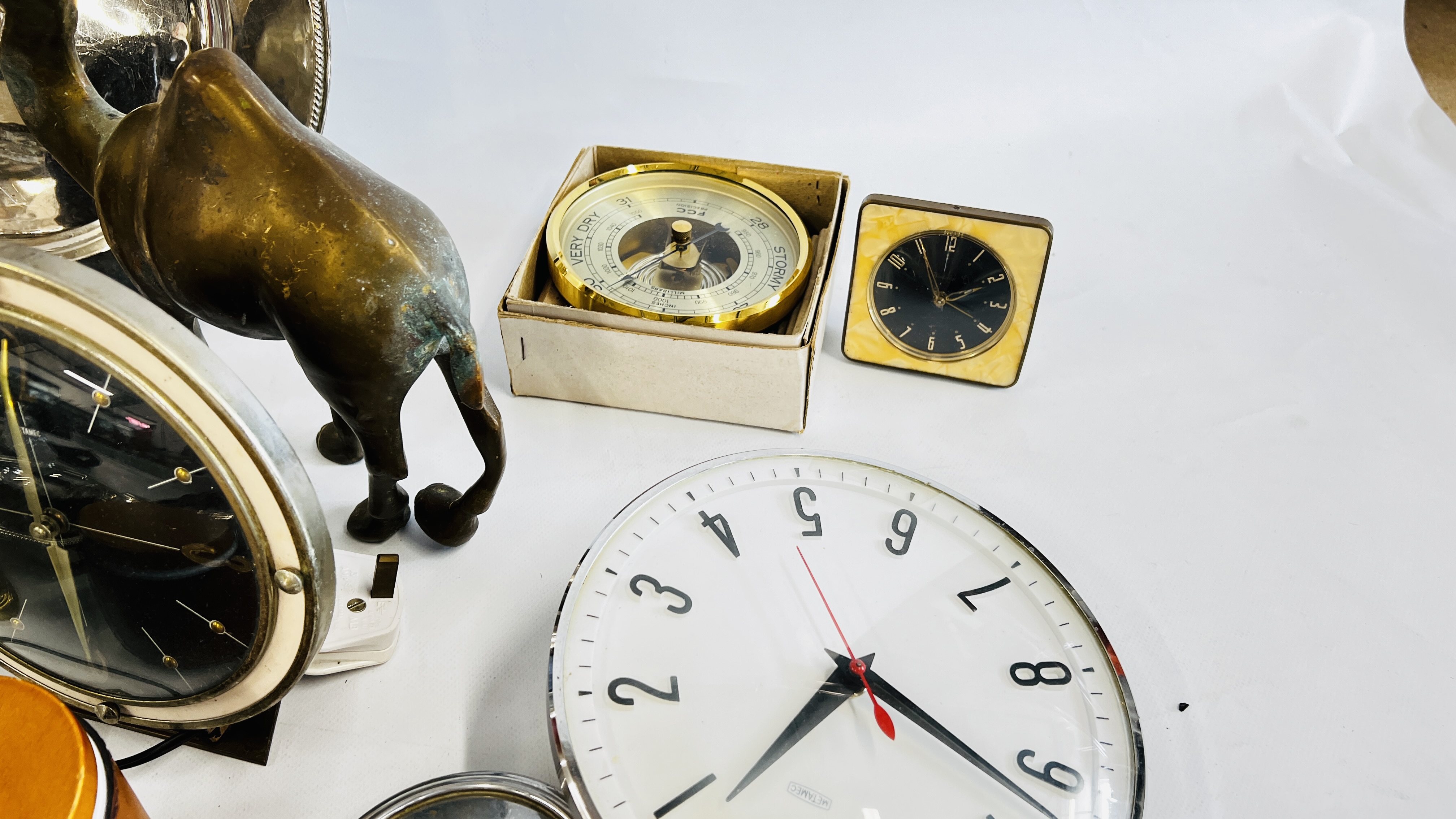 A BOX OF COLLECTIBLES TO INCLUDE ALARM CLOCK, BRASS CAMEL AND TRIVET, BAROMETER, - Image 7 of 7