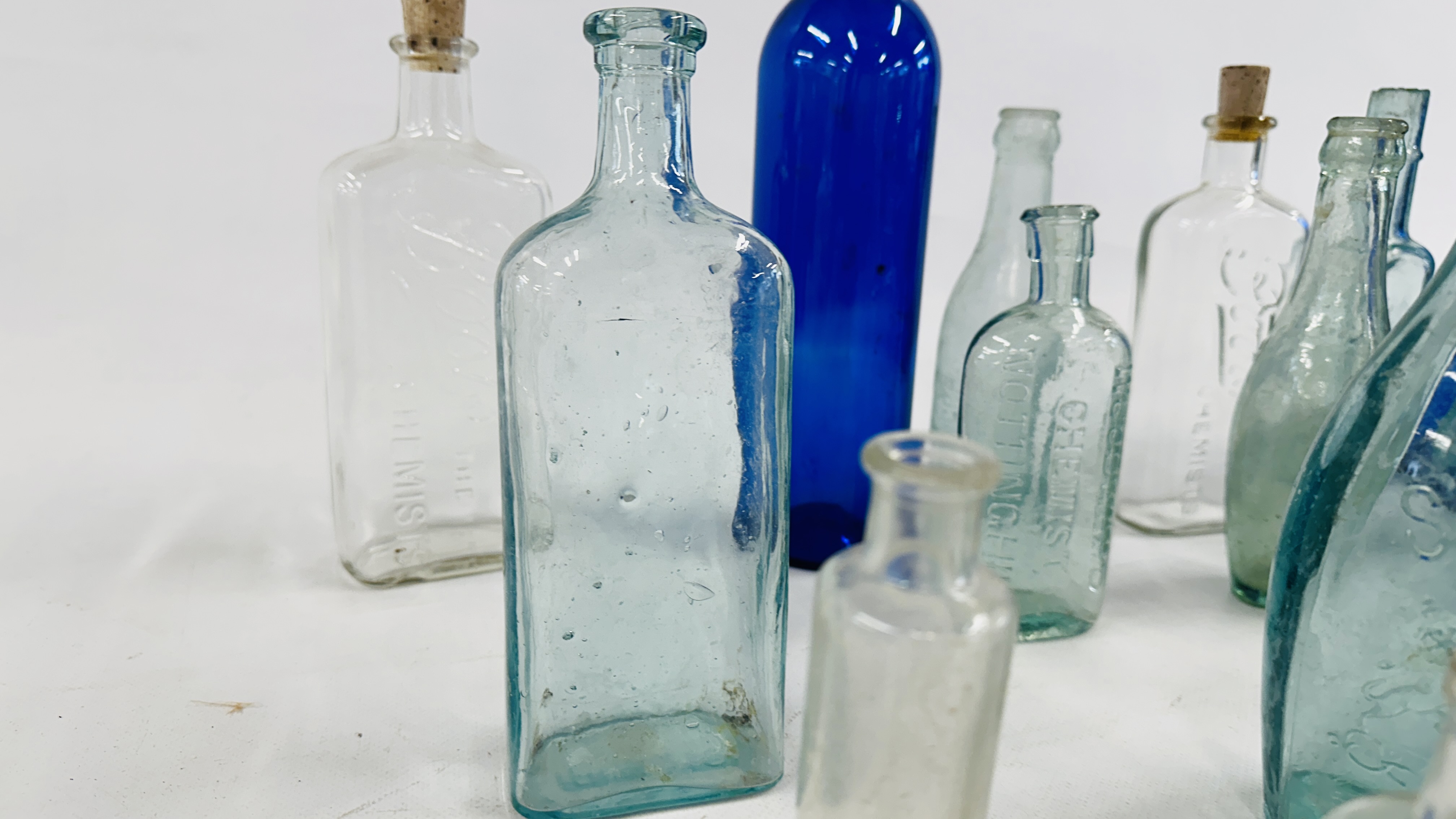 LARGE GROUP OF ANTIQUE AND VINTAGE APOTHECARY + ADVERTISING BOTTLES. - Bild 10 aus 16