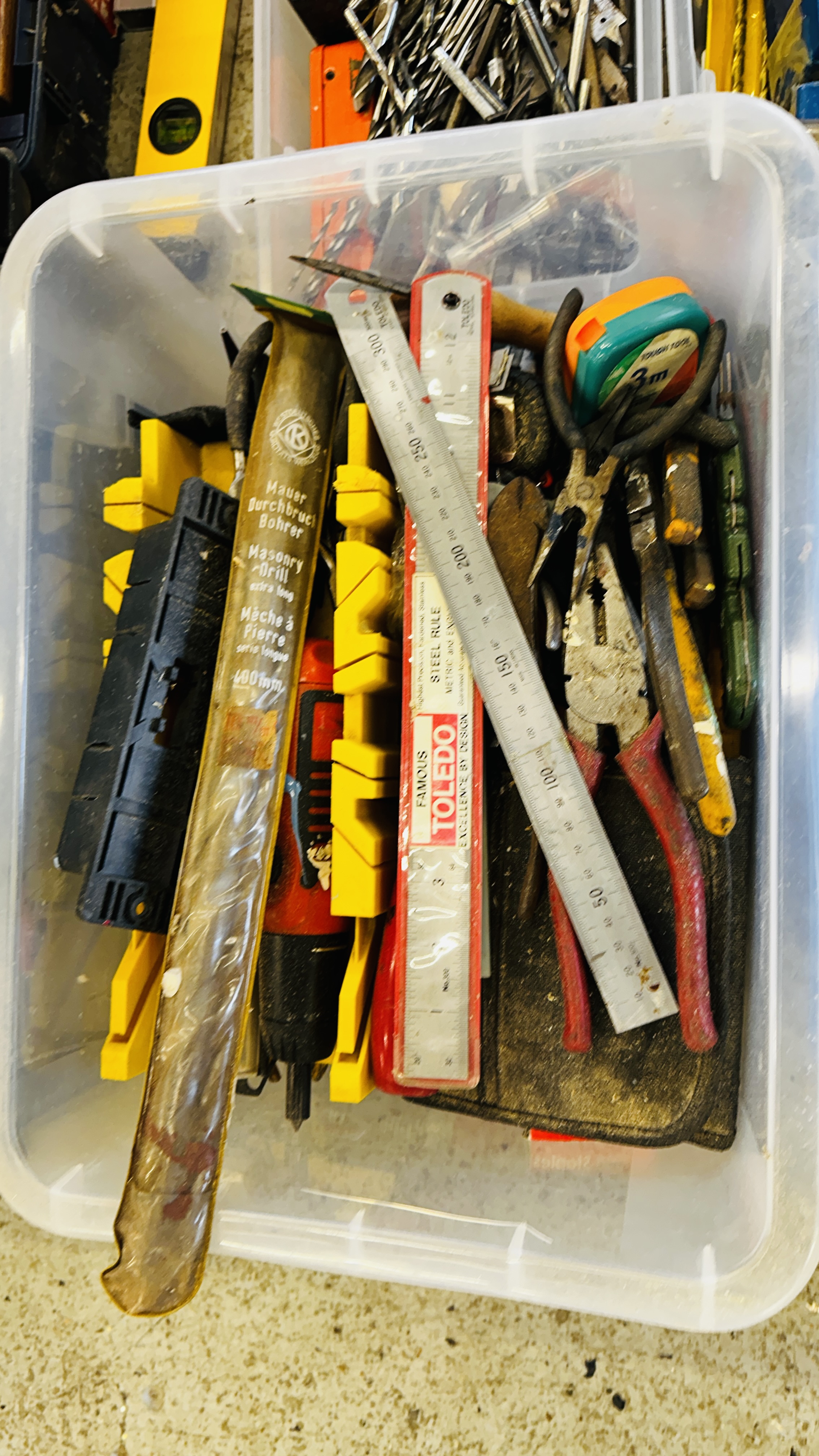 14 X BOXES CONTAINING ASSORTED HAND TOOLS TO INCLUDE SOCKETS, SCREWDRIVERS, FILES, MITRE SAW ETC. - Image 6 of 10