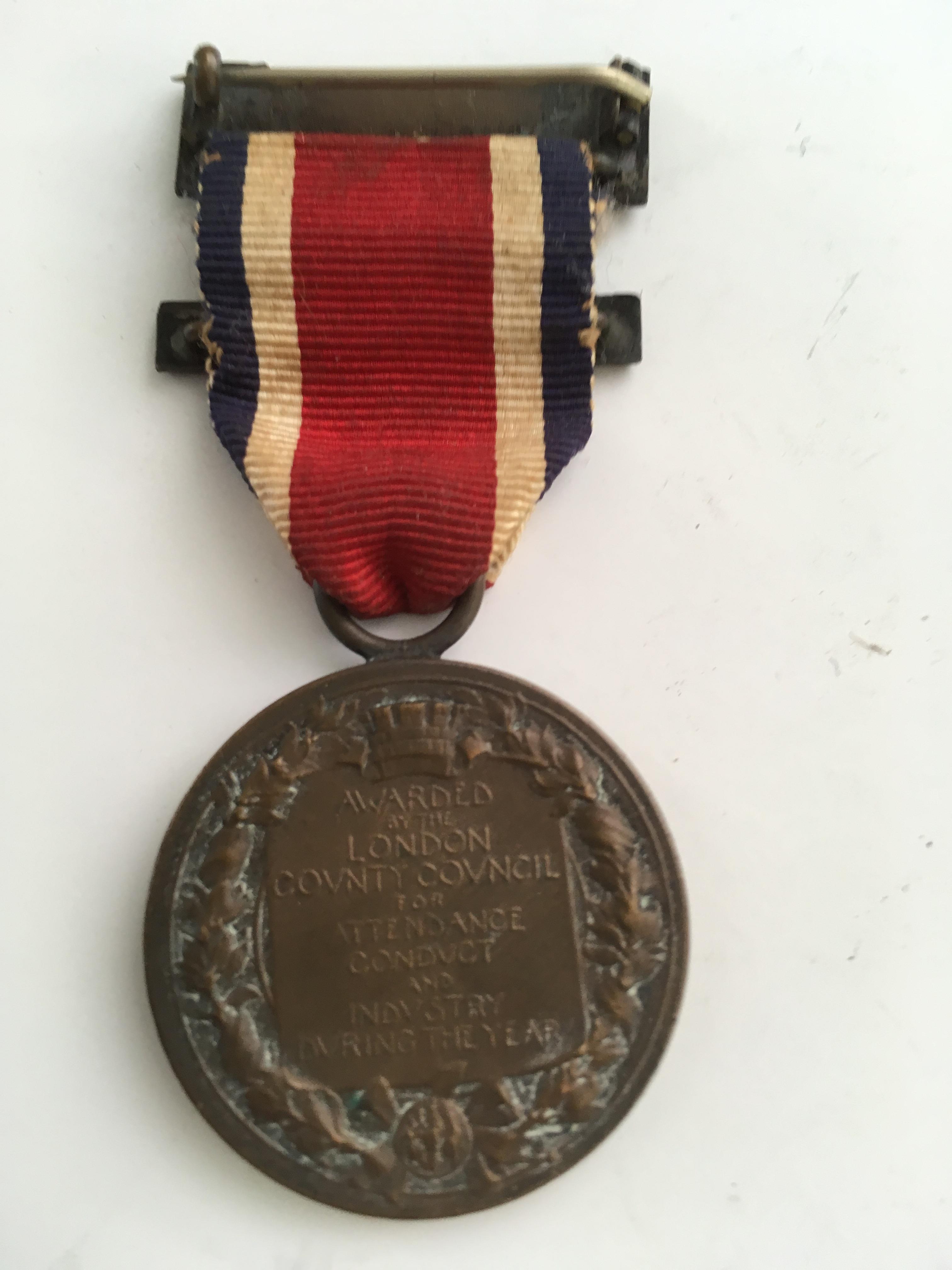 MEDALS: LONDON COUNTY COUNCIL 1913-14 KINGS MEDAL NAMED TO L. - Image 5 of 6