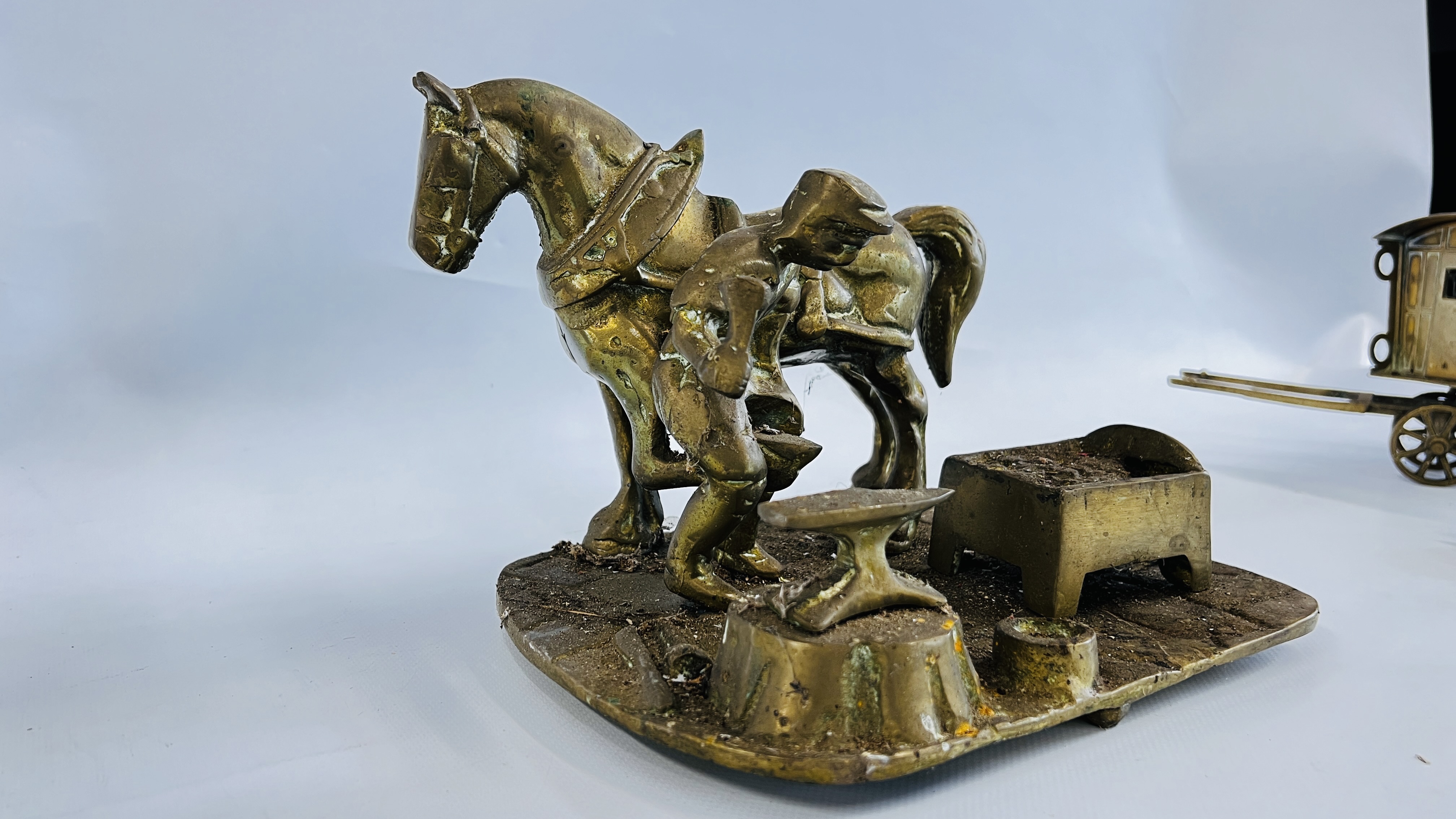 A HEAVY BRASS STUDY OF A BLACKSMITH AT WORK ALONG WITH A HORSE & CARRIAGE. - Bild 8 aus 10