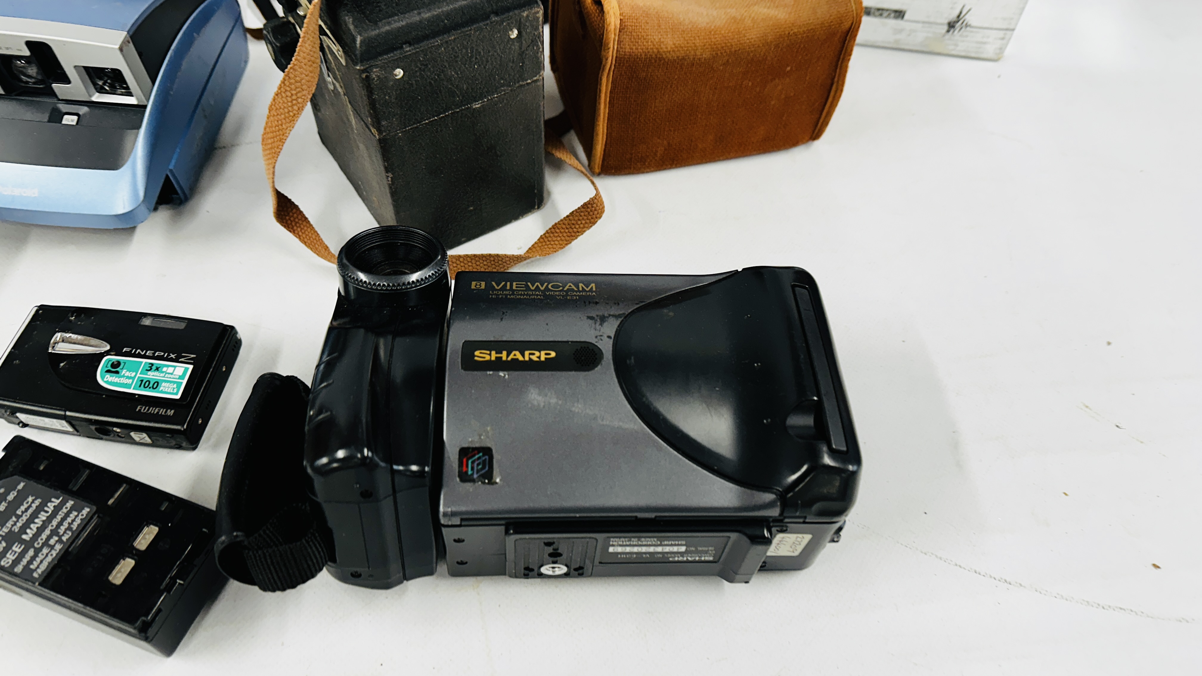 A BOX CONTAINING A GROUP OF CAMERAS AND EQUIPMENT TO INCLUDE POLAROID, - Image 2 of 13