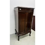 AN EDWARDIAN MAHOGANY SHEET MUSIC CABINET W 60 X D 45 X H 114CM.