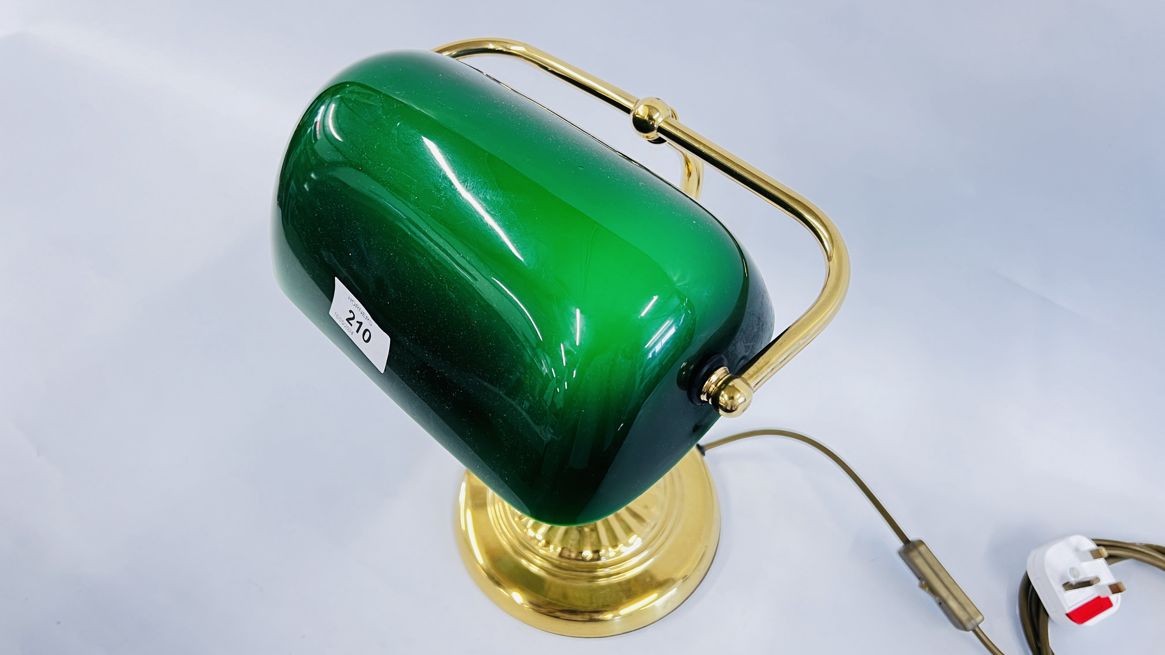 A REPRODUCTION BRASSED BANKERS DESK LAMP WITH GREEN GLASS SHADE - SOLD AS SEEN. - Image 3 of 5