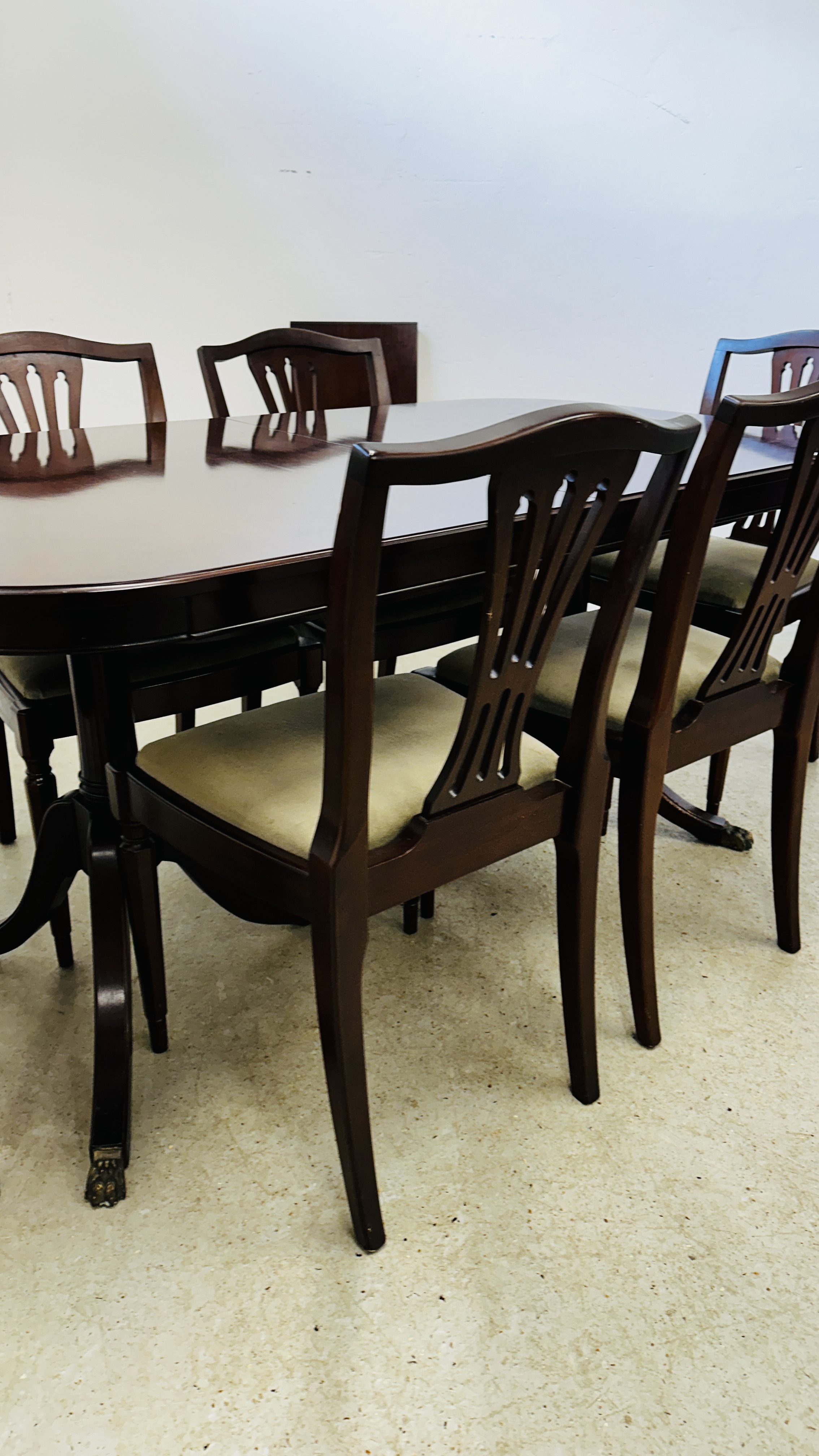 REPRODUCTION TWIN PEDESTAL MAHOGANY FINISH DINING TABLE ALONG WITH A SET OF 6 CHAIRS. - Bild 8 aus 16