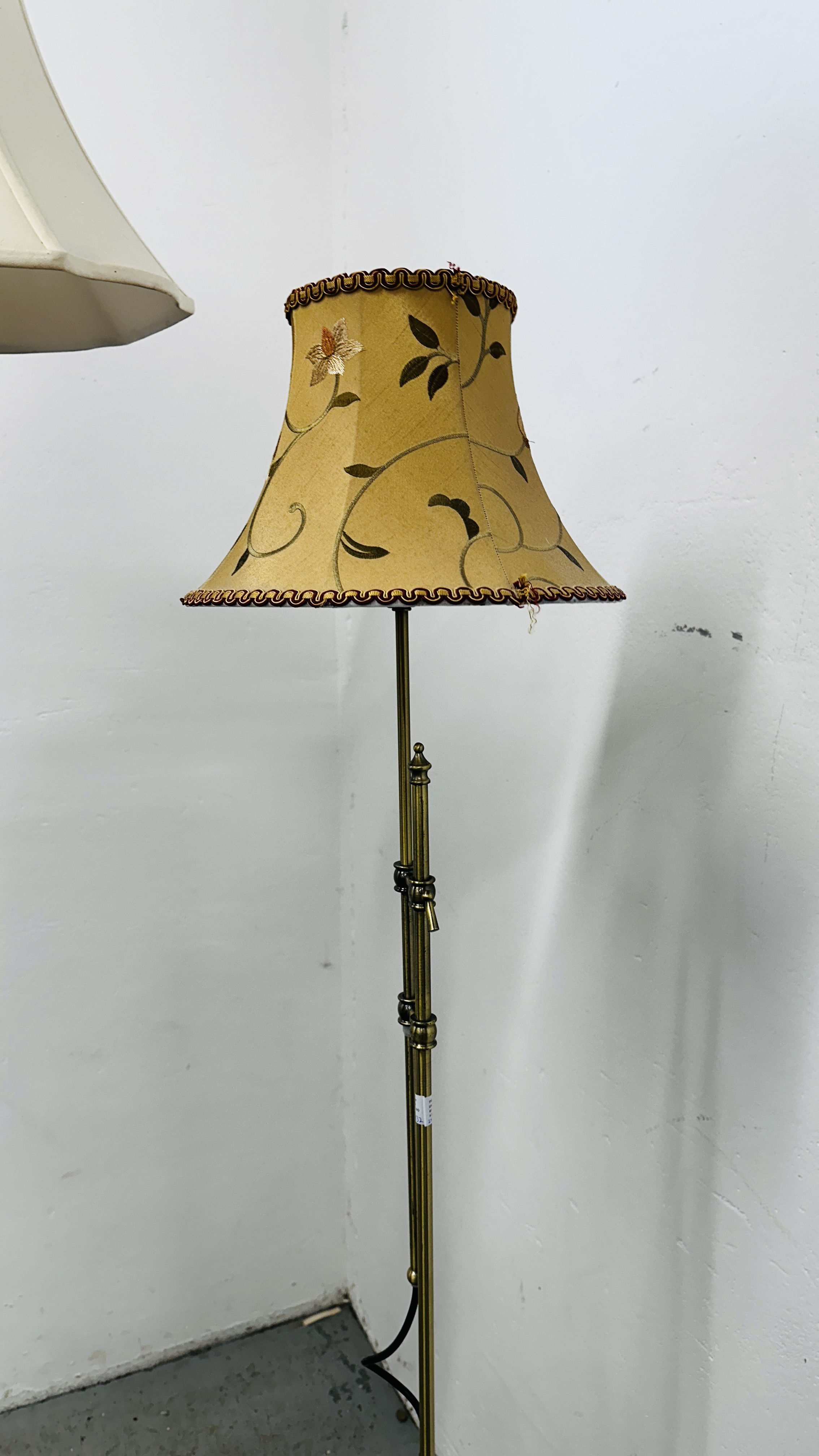 A CARVED PINE LAMP STANDARD AND CREAM SHADE AND A MODERN BRASSED ADJUSTABLE LAMP STANDARD AND - Bild 9 aus 10