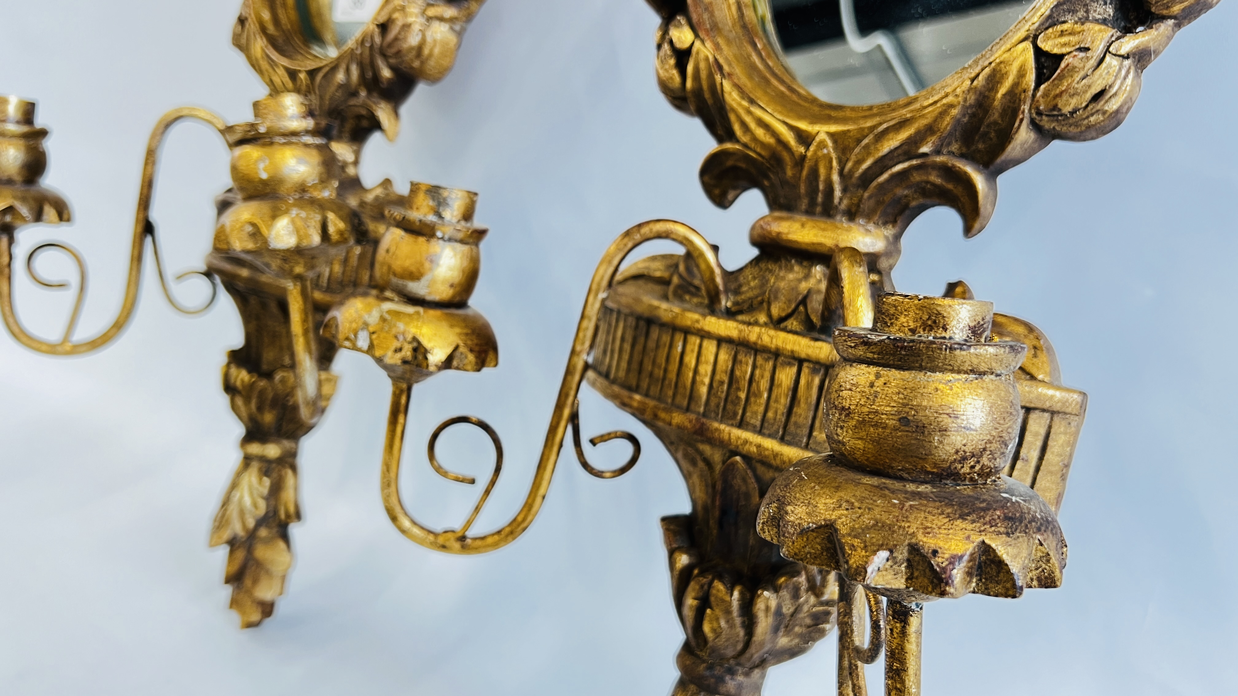 A PAIR OF ELABORATE GILT FINISH TWO BRANCH WALL SCONCES WITH MIRRORED INSERTS H 76CM. - Bild 5 aus 9