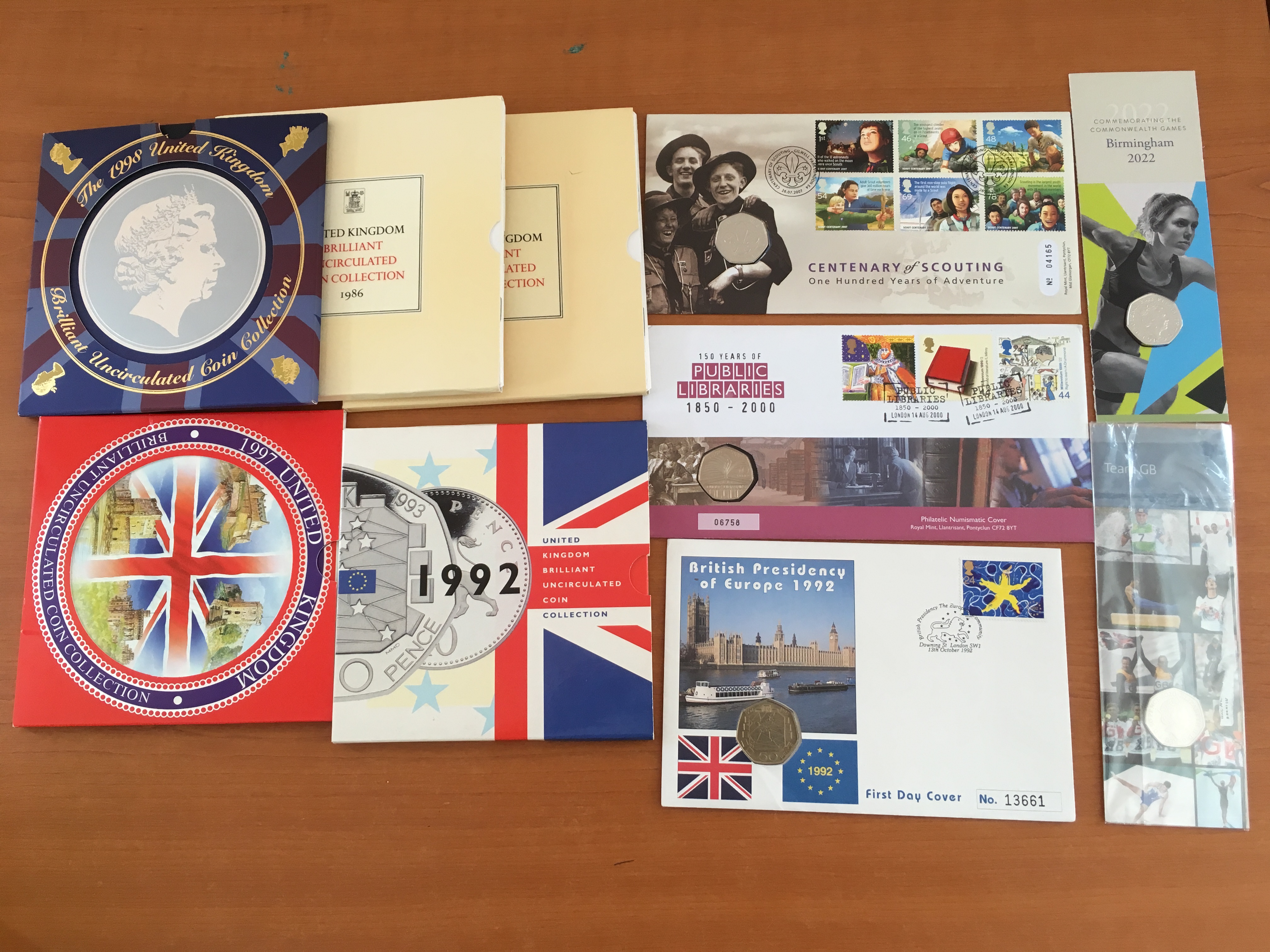 COINS: GB YEAR SETS 1986 (2), 1992, 1997, 1998 ALSO FEW OTHER COINS, COIN COVERS, ETC (10 ITEMS),
