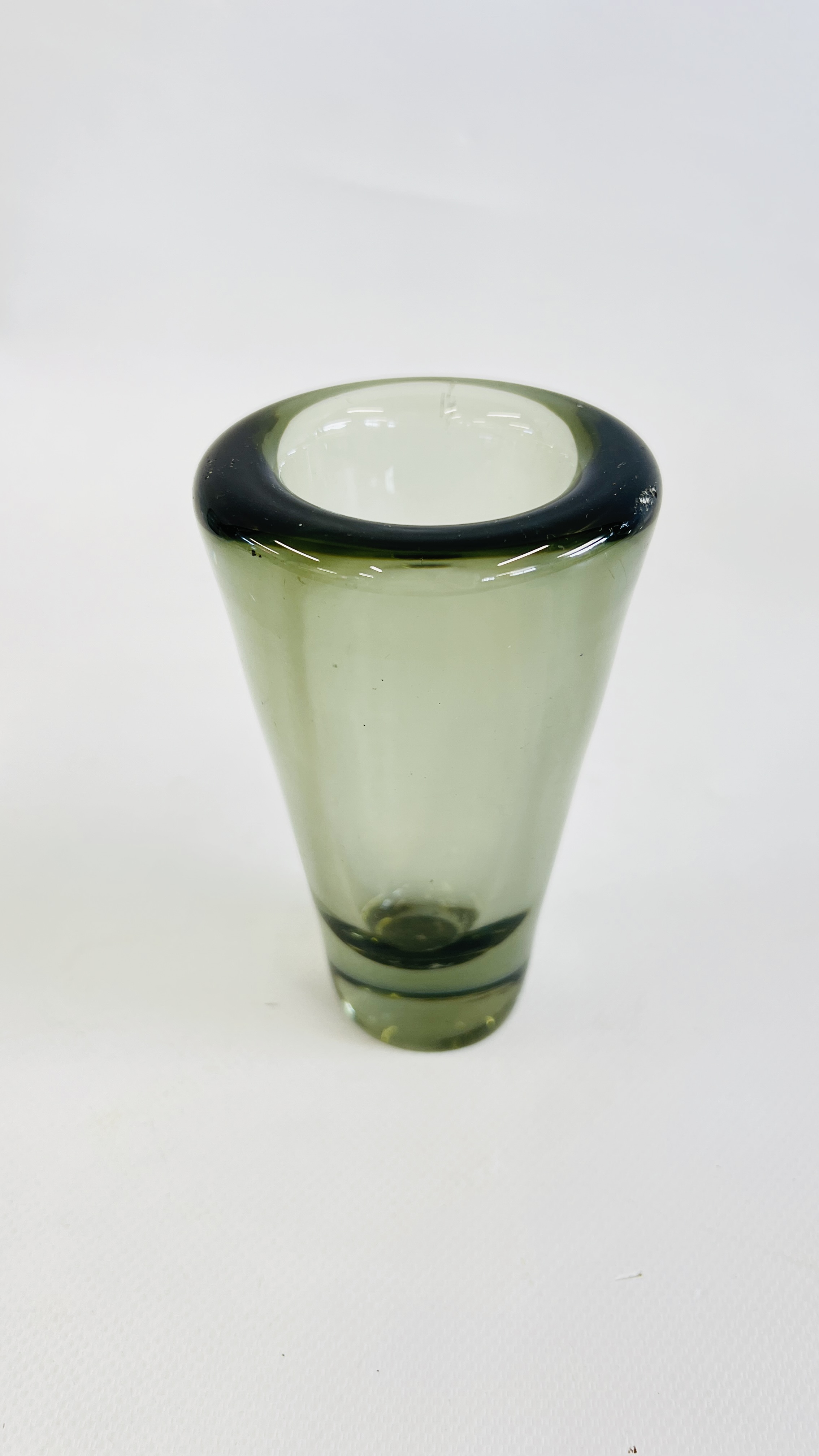 5 PIECES OF ART GLASS TO INCLUDE HOLMGAARD PER LUTKIN, RIBBED DESIGN, - Image 9 of 12