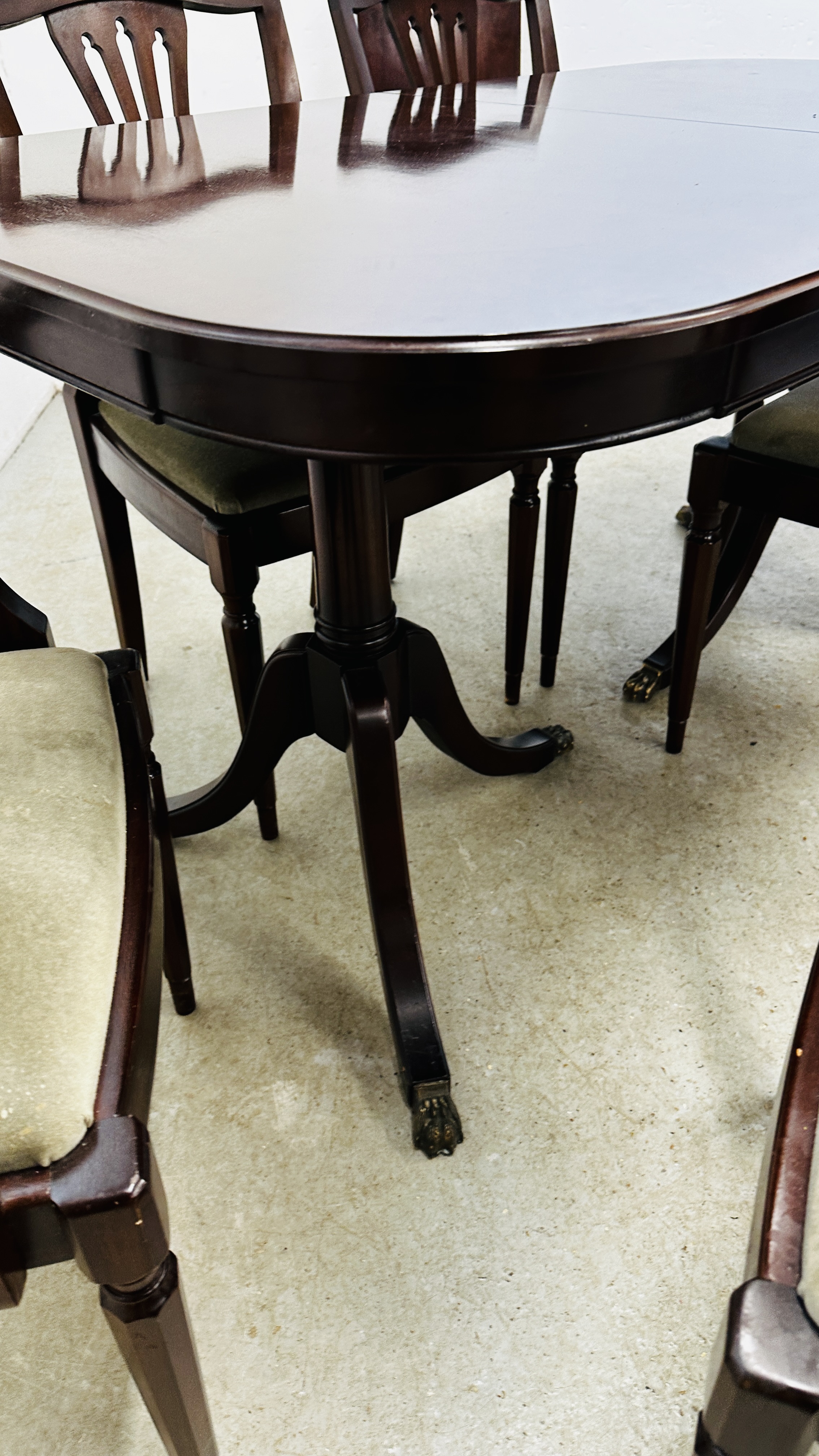 REPRODUCTION TWIN PEDESTAL MAHOGANY FINISH DINING TABLE ALONG WITH A SET OF 6 CHAIRS. - Bild 14 aus 16