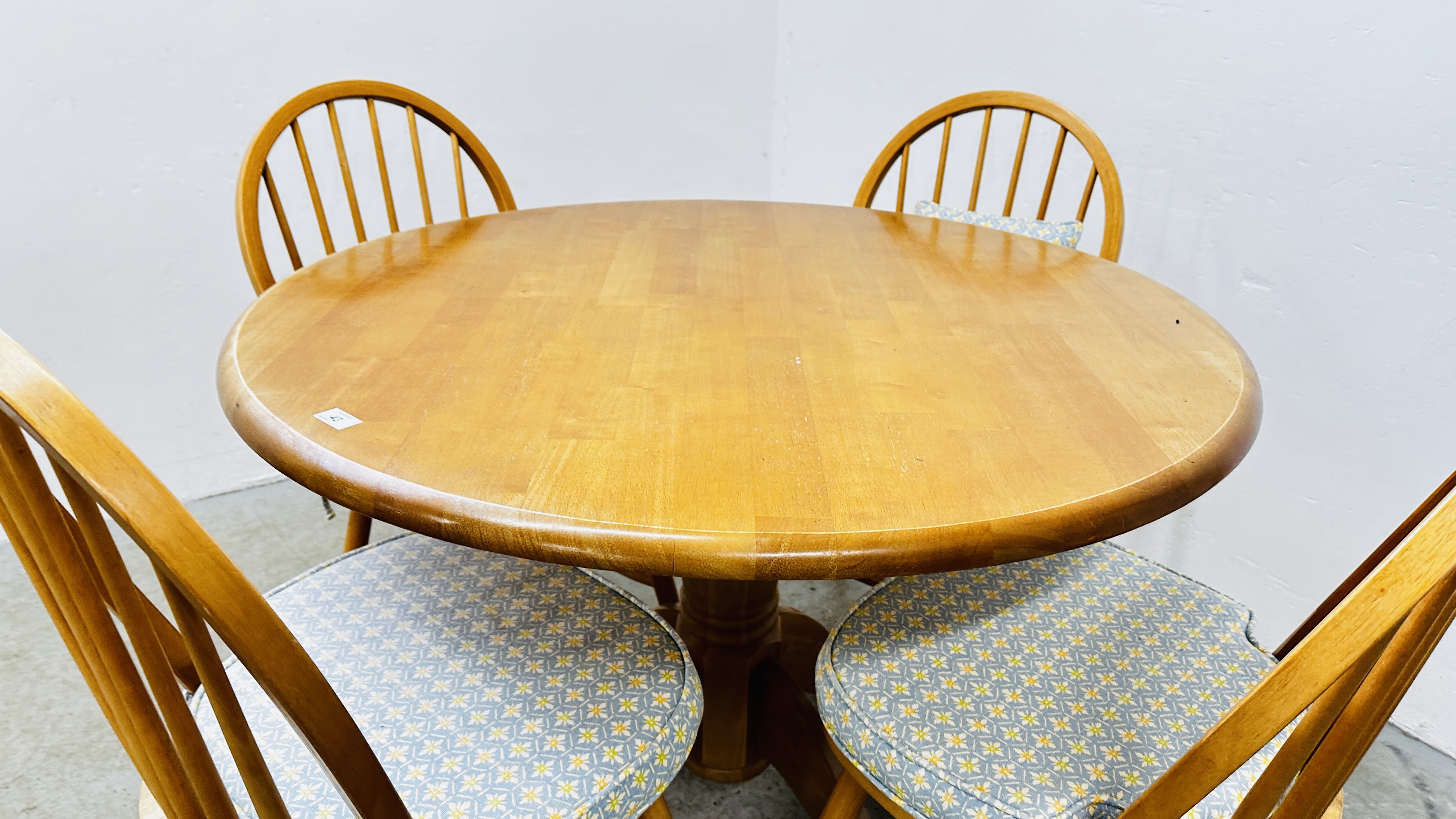 A CIRCULAR BEECH WOOD PEDESTAL KITCHEN TABLE AND FOUR CHAIRS (TABLE DIAMETER 106CM) - Bild 3 aus 11