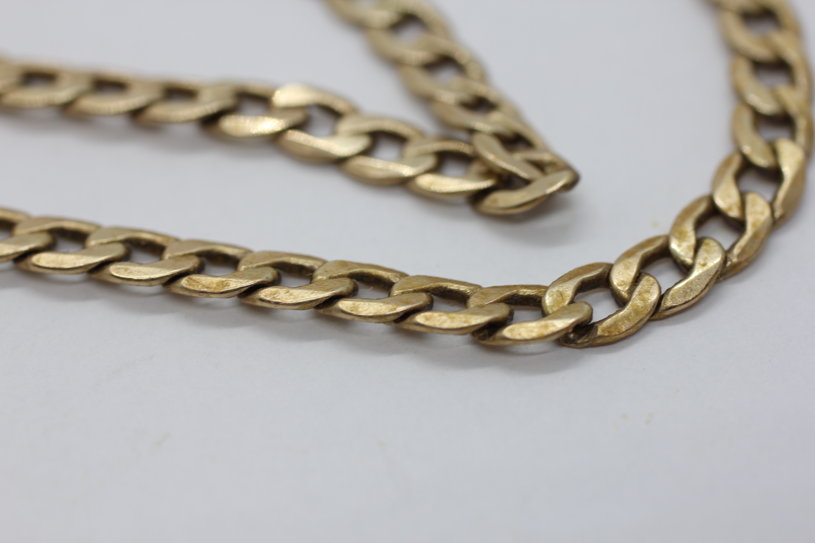 A 9CT GOLD FLAT LINK CURB CHAIN L 46CM. - Image 4 of 8