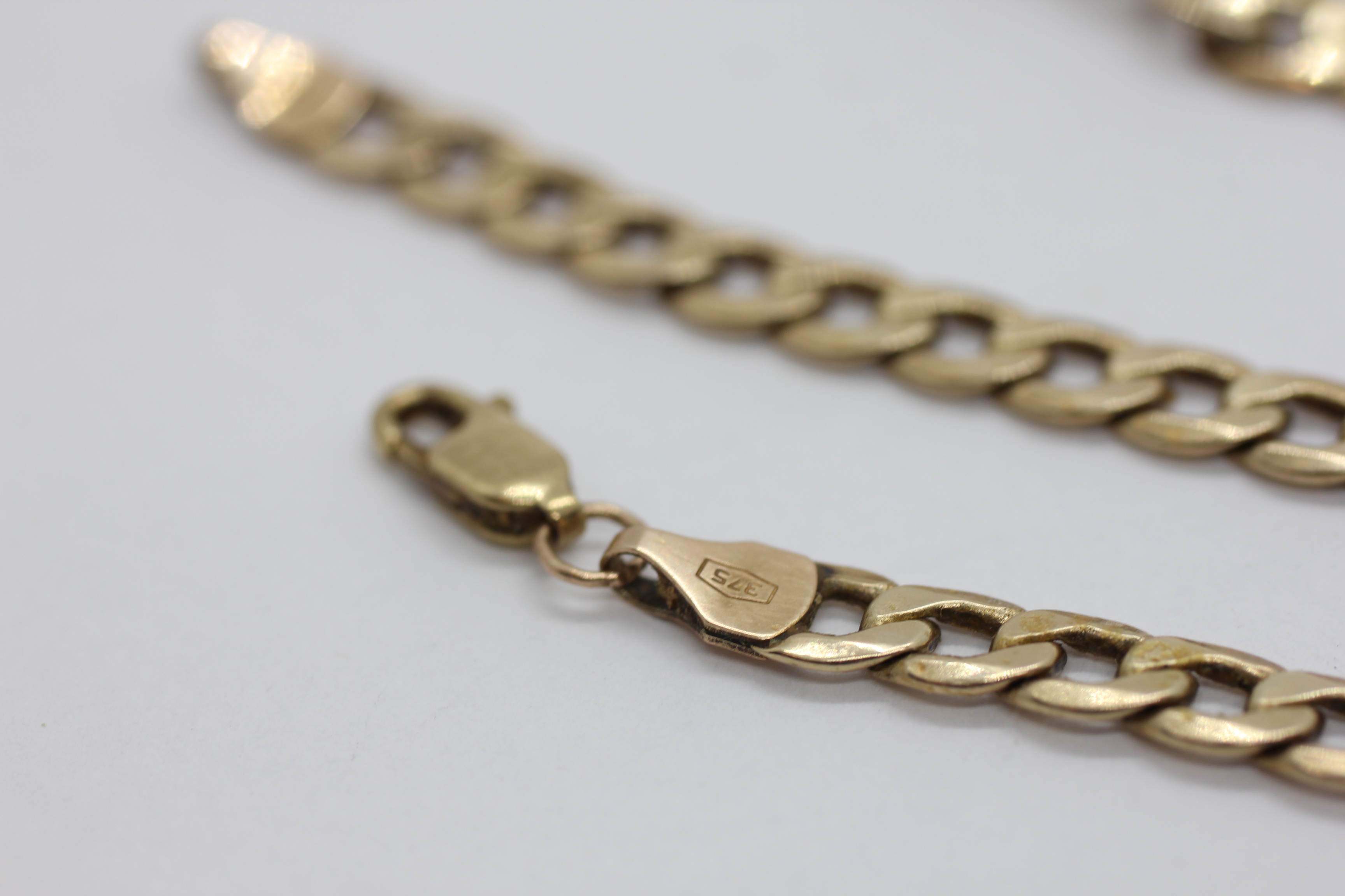 A 9CT GOLD FLAT LINK CURB CHAIN L 46CM. - Image 6 of 8