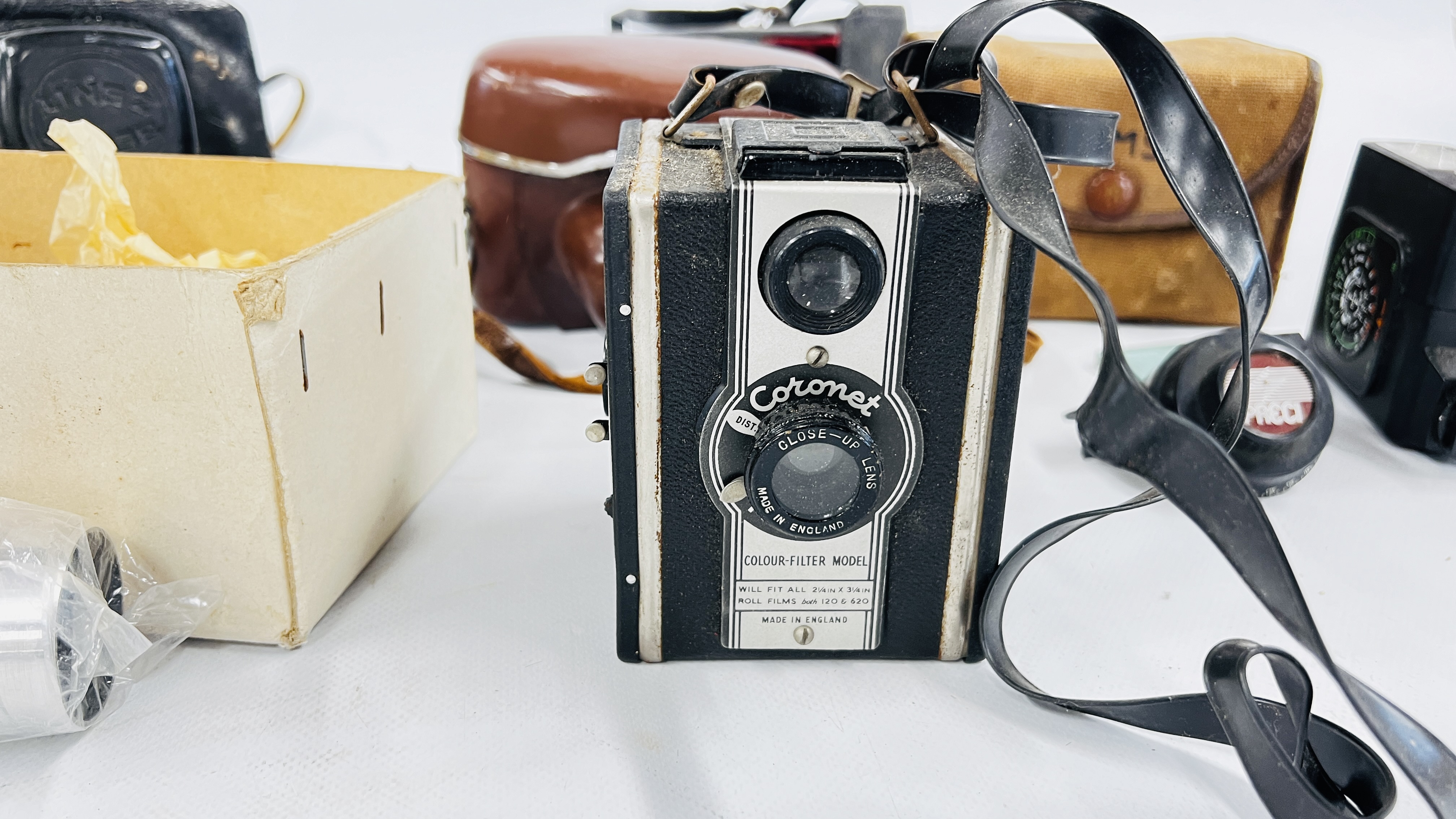 A BOX OF VINTAGE CAMERAS TO INCLUDE A KODAK BROWNIE 127, CORONET, YASHICA M612 6617 35MM CAMERA ETC. - Image 3 of 8