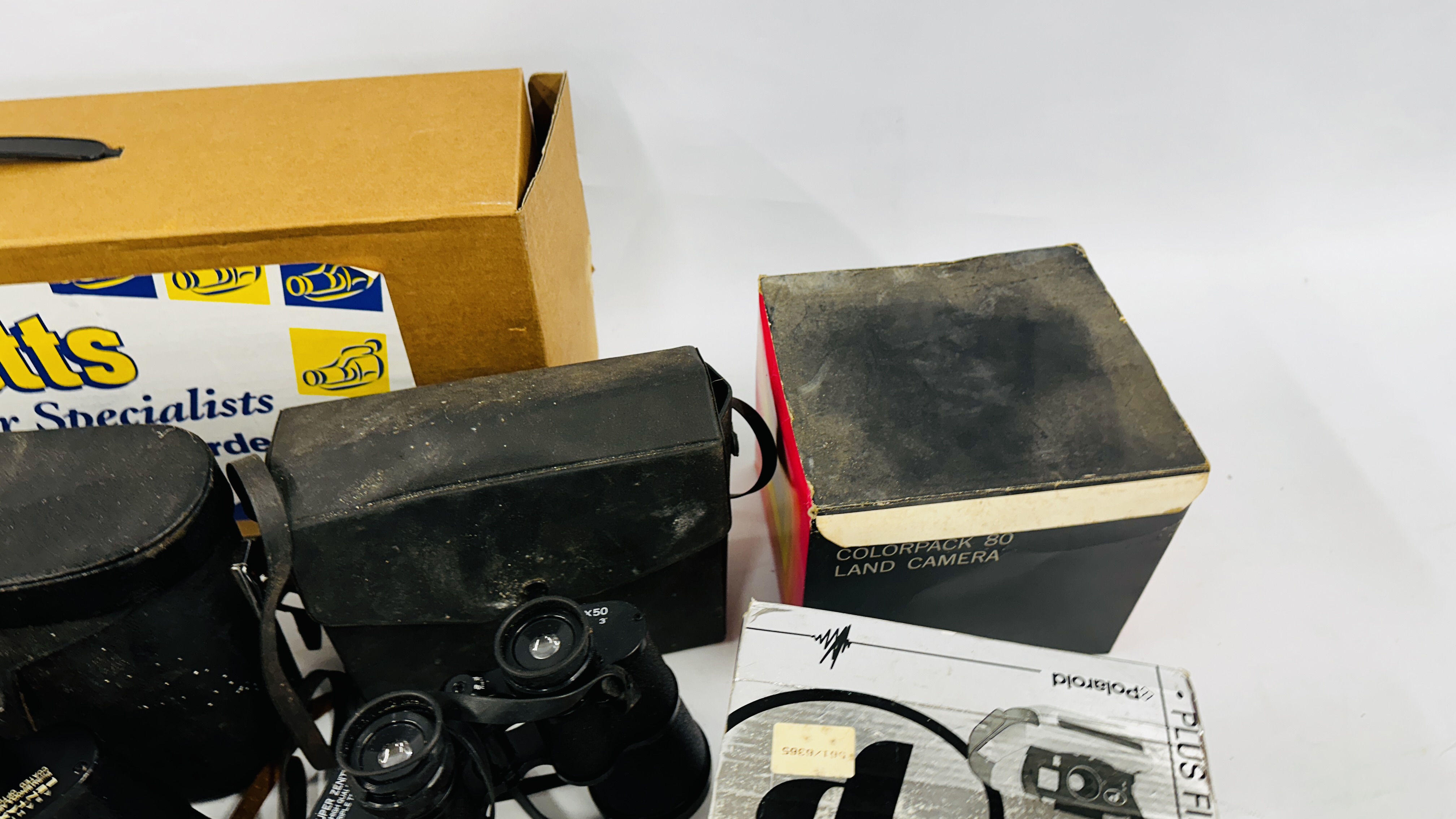 A BOX CONTAINING A GROUP OF CAMERAS AND EQUIPMENT TO INCLUDE POLAROID, - Bild 12 aus 13