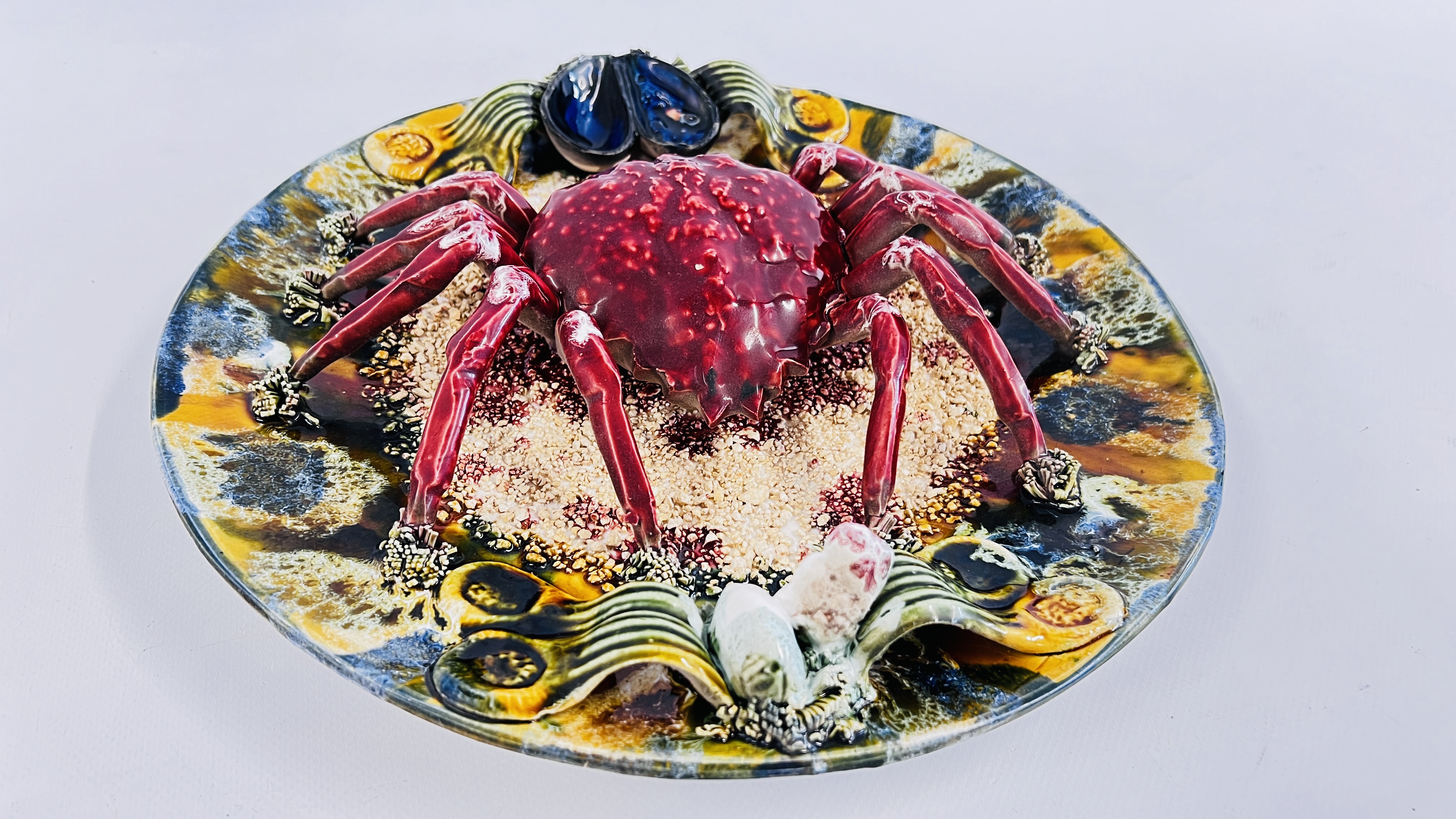 A MAJOLICA STYLE CRAB PLATE, DIAMETER 33CM.