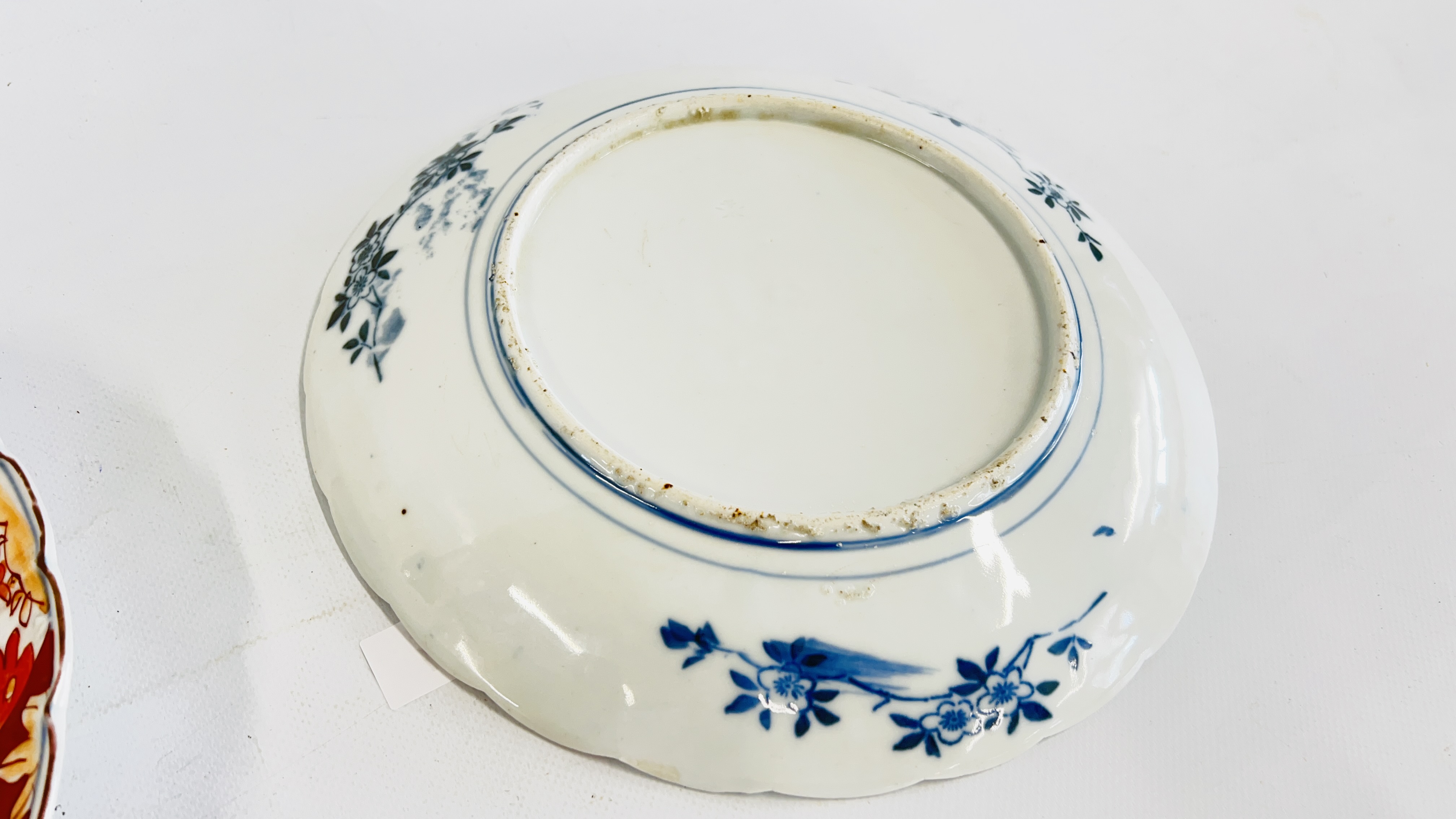 A PAIR OF VINTAGE IMARI PATTERN PLATES - DIAM 28.5CM (RIM CHIP & HAIRLINE CRACK TO ONE EXAMPLE). - Image 4 of 6