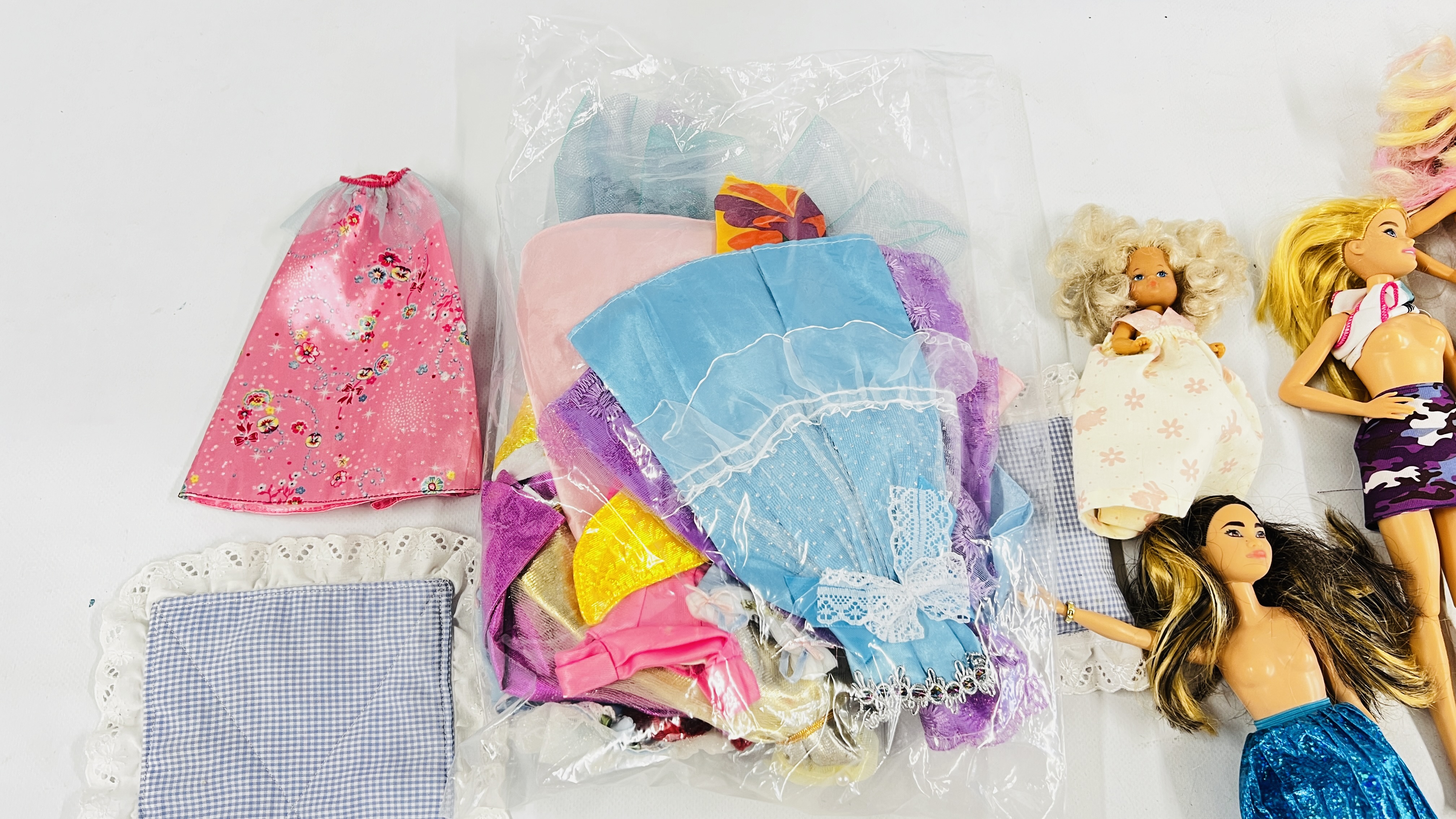 A BOX CONTAINING A GROUP OF VINTAGE DOLLS TO INCLUDE BARBIE AND SINDY EXAMPLES + VARIOUS CLOTHING - Image 7 of 7