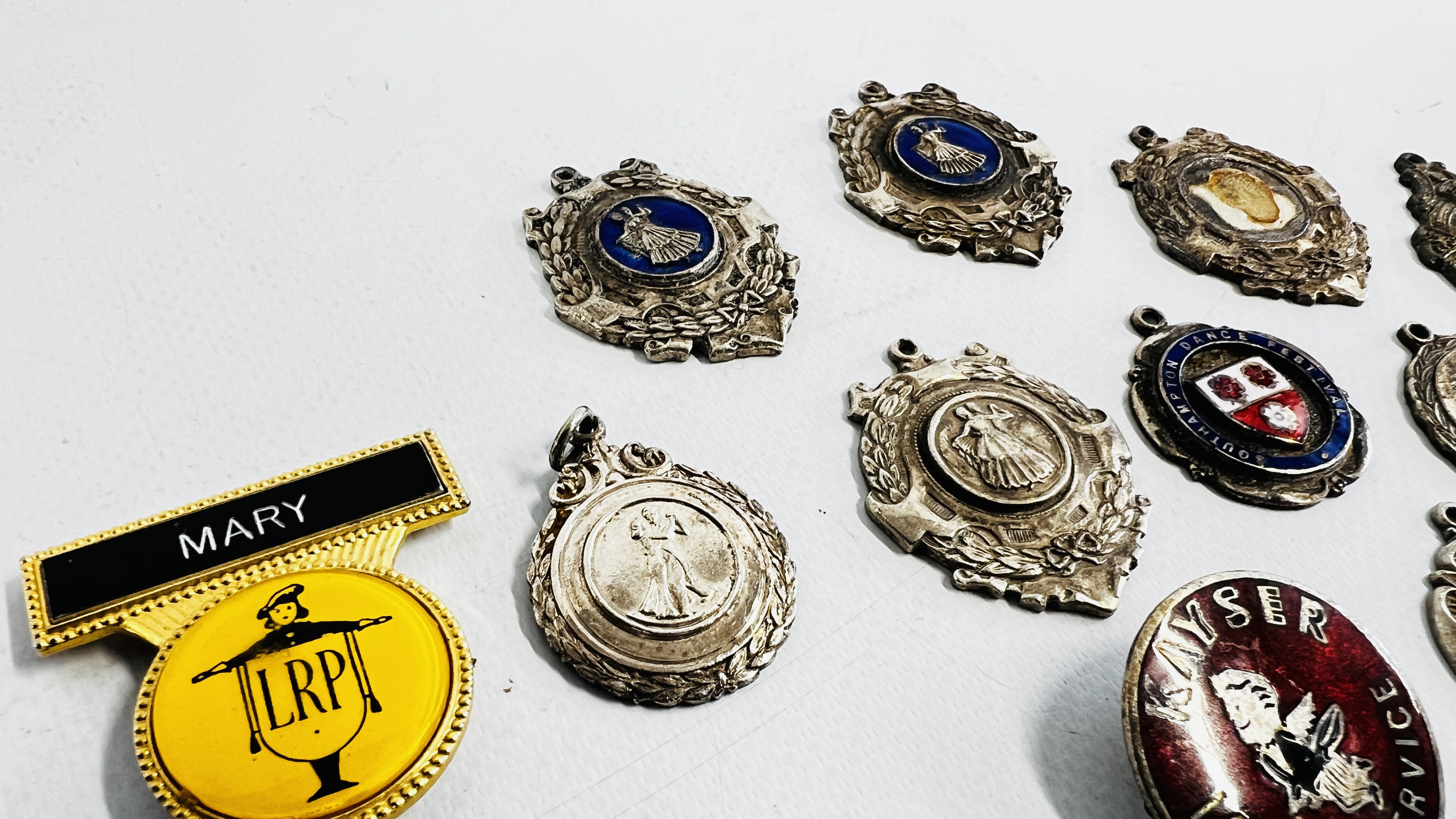 A GROUP OF VINTAGE MEDALS TO INCLUDE SILVER AND ENAMELLED EXAMPLES ALONG WITH AN ENAMELLED EXAMPLE - Image 3 of 7