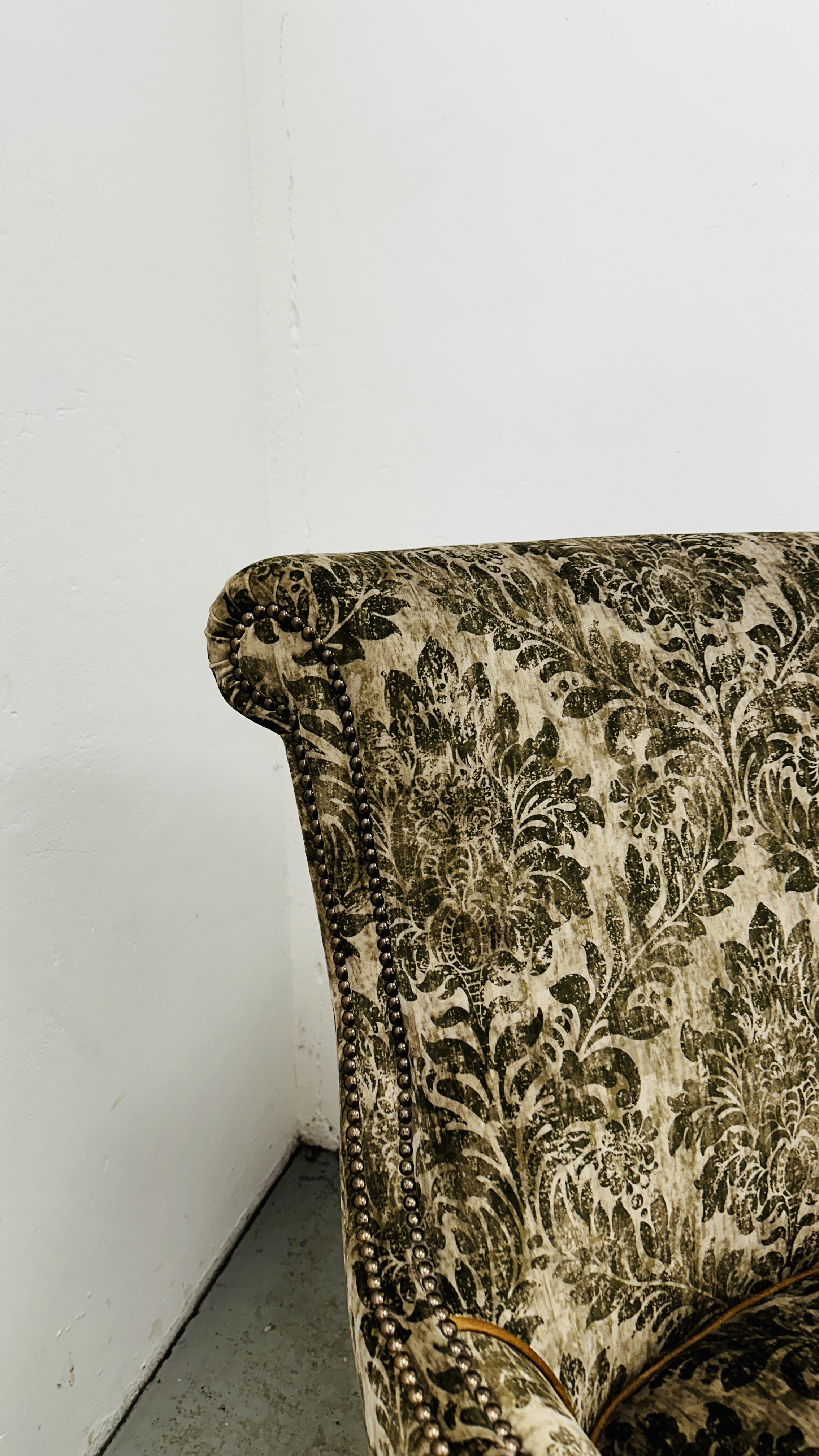 A GOOD QUALITY MODERN ARM CHAIR UPHOLSTERED IN GREEN JUNGLE PATTERNED FABRIC. - Bild 4 aus 17