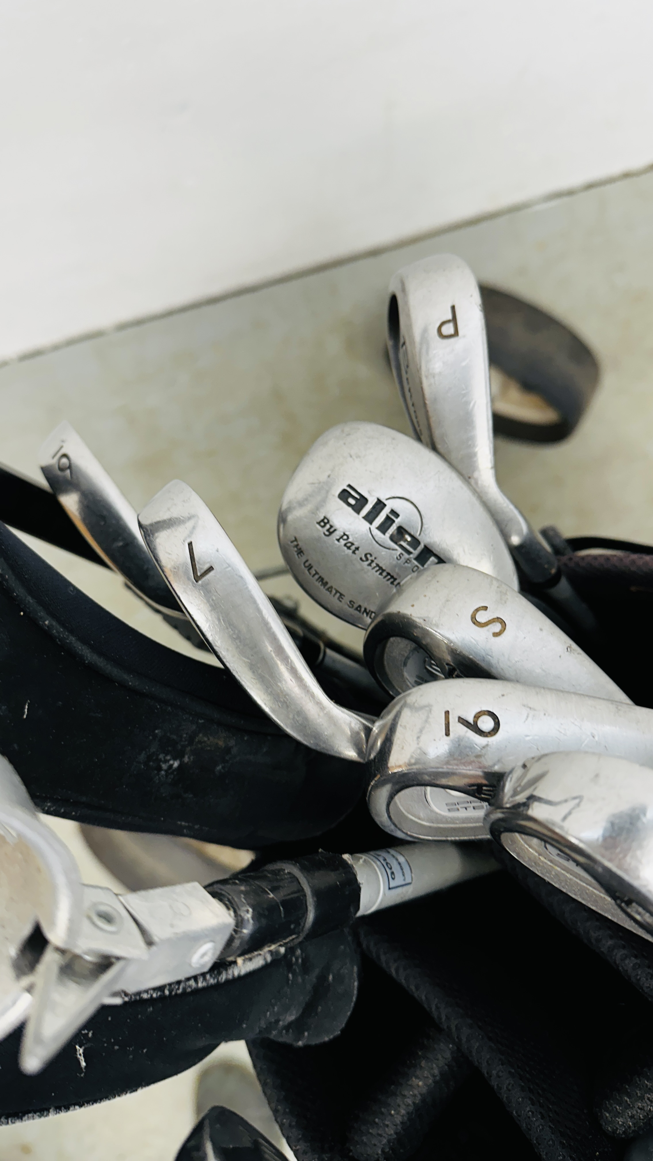 A COLLECTION OF GOLF CLUBS TO INCLUDE DUNLOP, PAT SIMMONS, BENROSS ETC. - Image 18 of 25