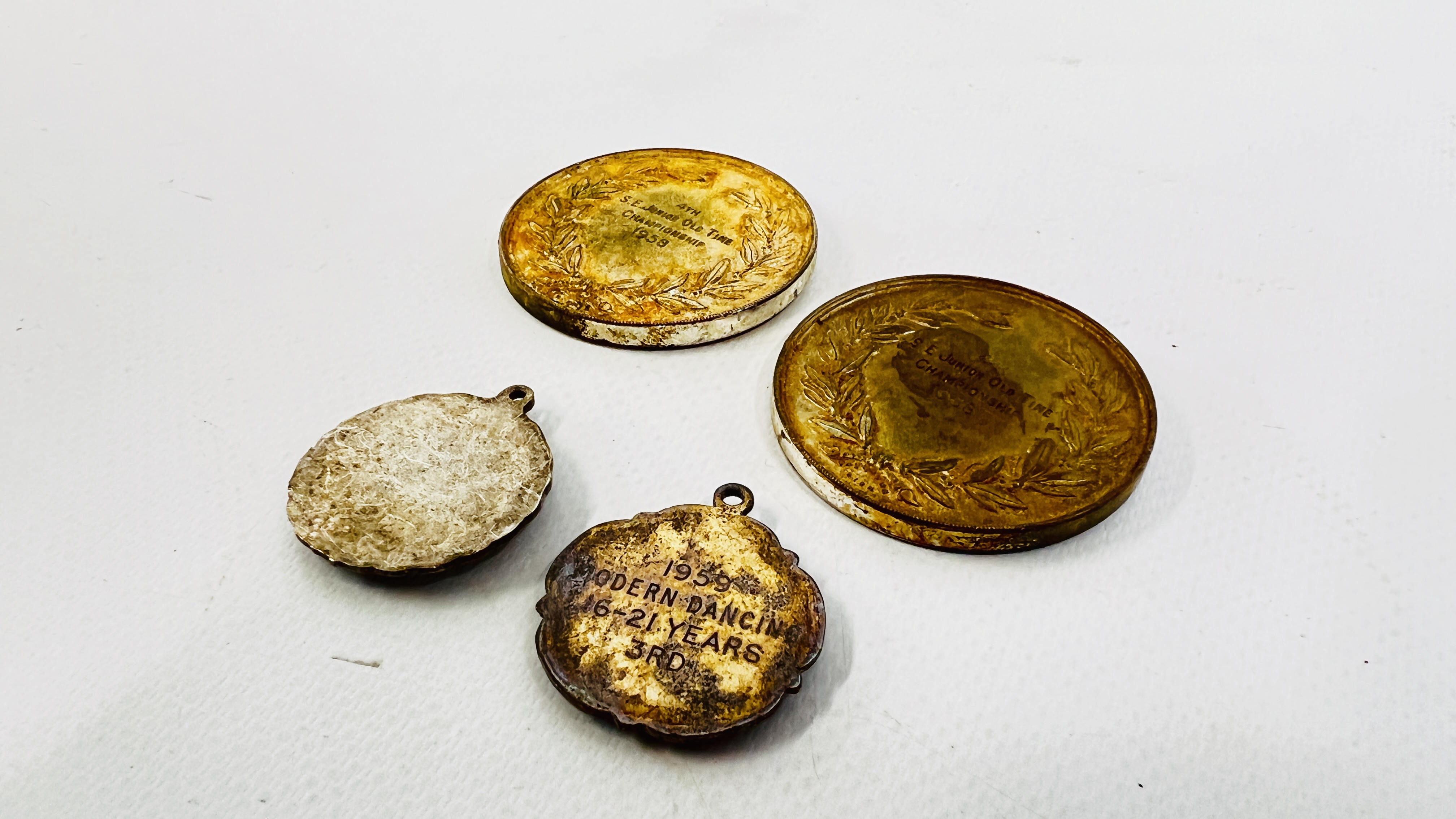 A GROUP OF VINTAGE MEDALS TO INCLUDE SILVER AND ENAMELLED EXAMPLES ALONG WITH AN ENAMELLED EXAMPLE - Image 7 of 7