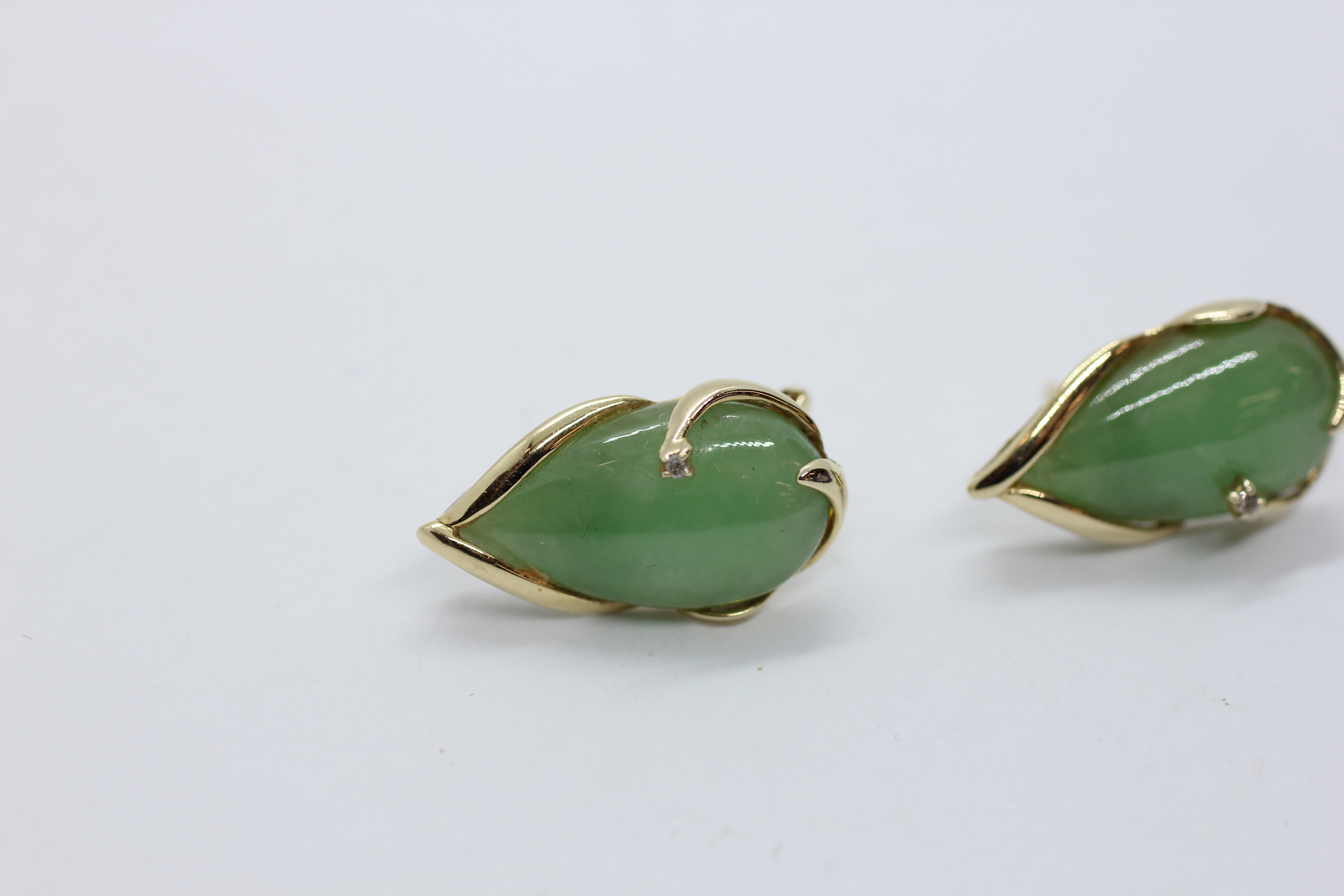 A PAIR OF 14CT GOLD JADE AND DIAMOND DESIGNER EARRINGS. - Image 3 of 7