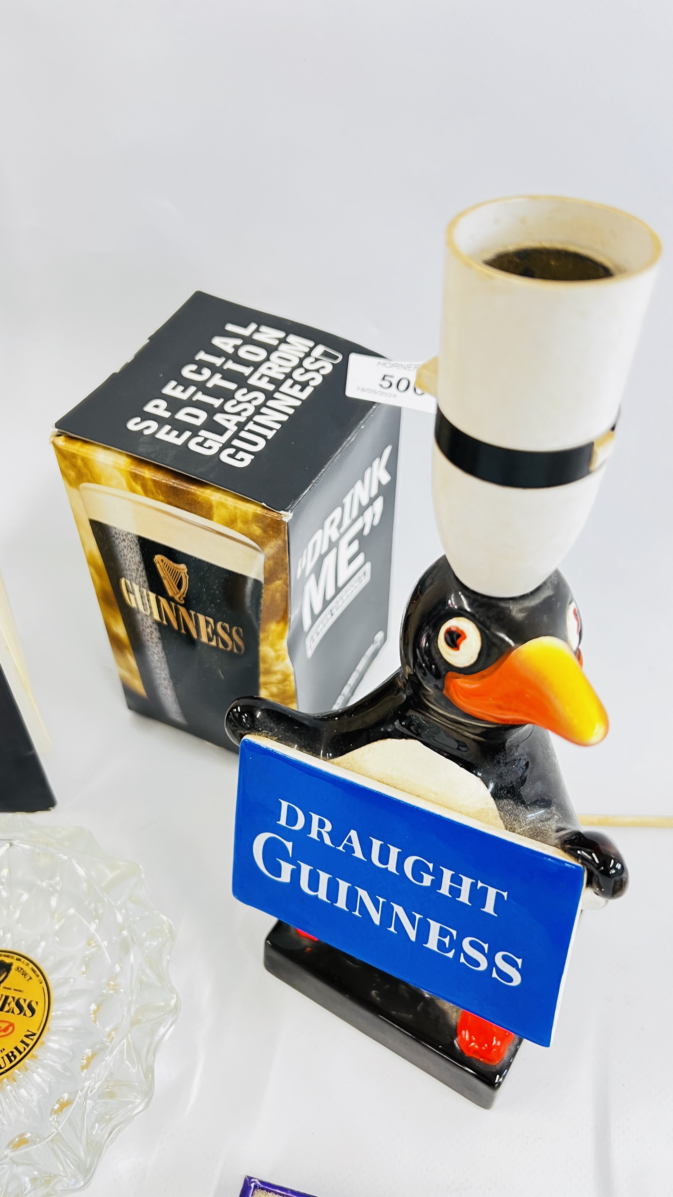 GUINNESS MERCHANDISE TO INCLUDE VINTAGE PENGUIN "DRAUGHT GUINNESS" TABLE LAMP, CUFF LINKS, - Bild 5 aus 7