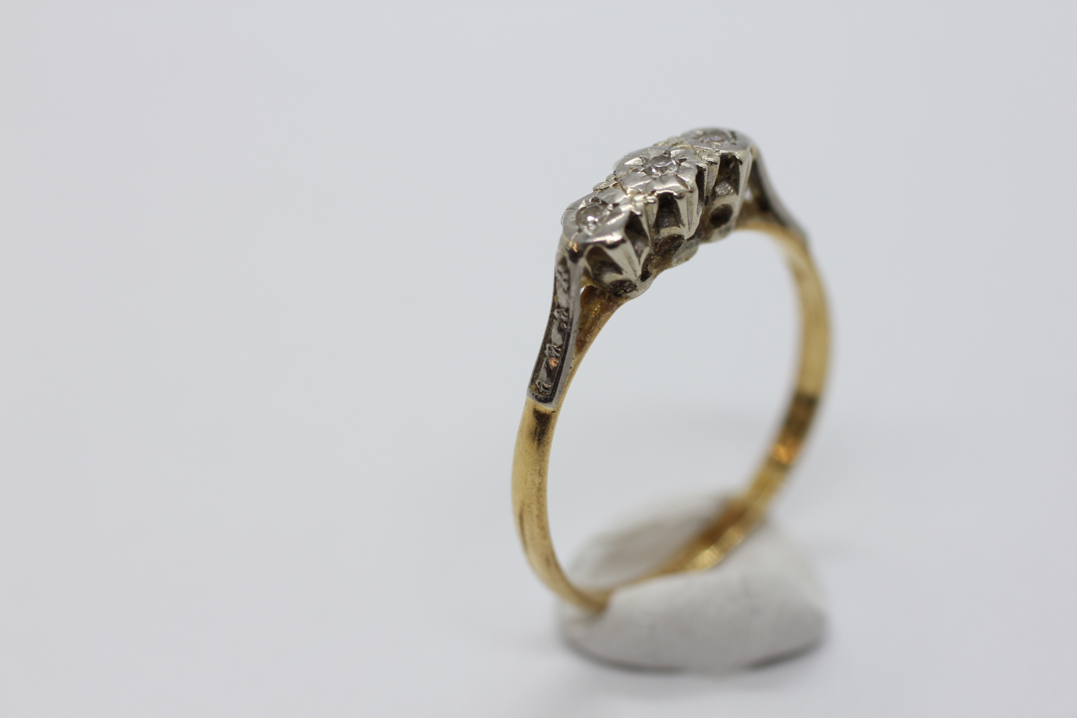 AN 18CT GOLD AND PLATINUM 3 STONE DIAMOND RING. - Image 6 of 8