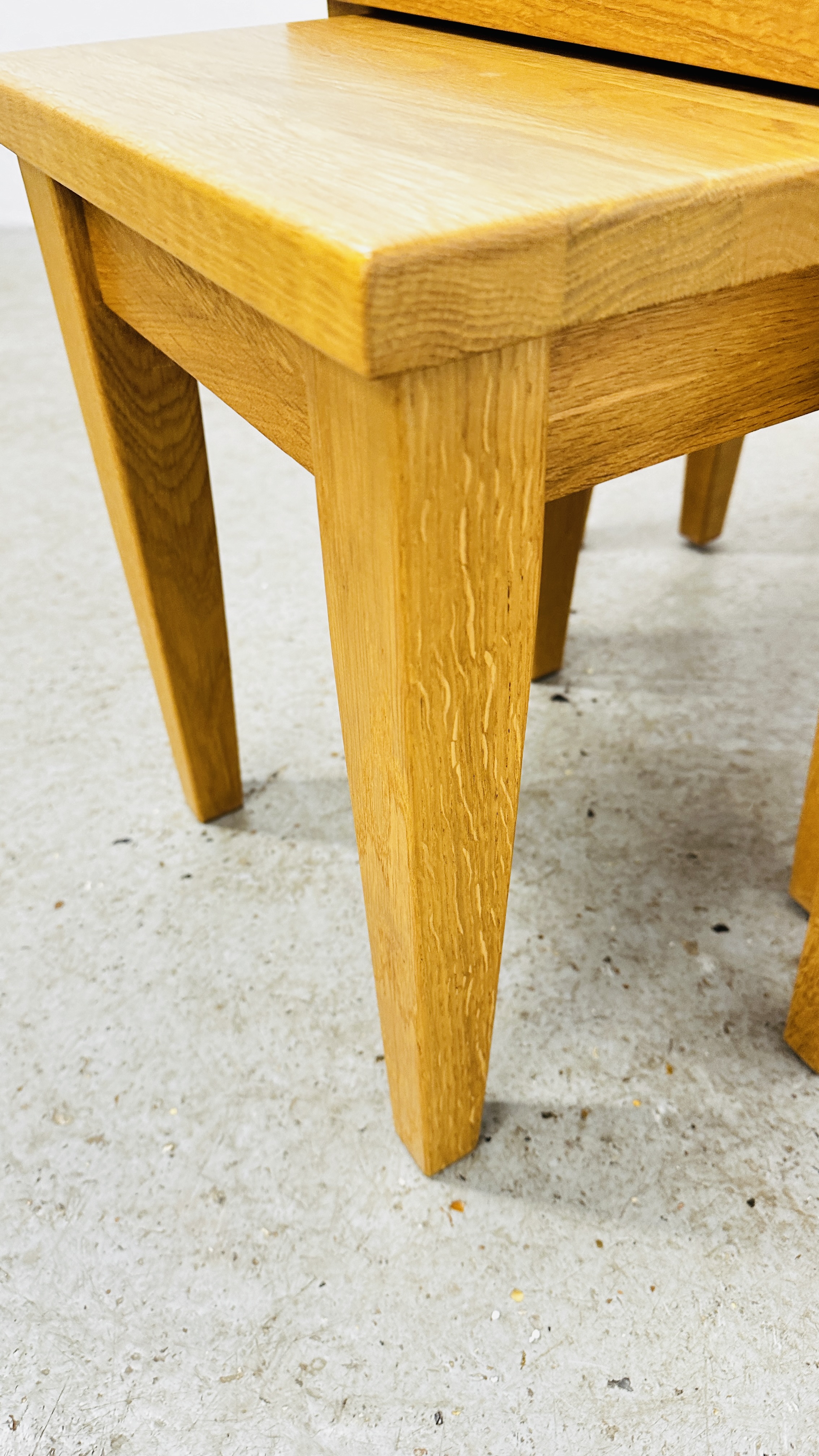 A NEST OF 3 MODERN OAK OCCASIONAL TABLES W 55 X D 39 X H 46CM. - Bild 6 aus 9