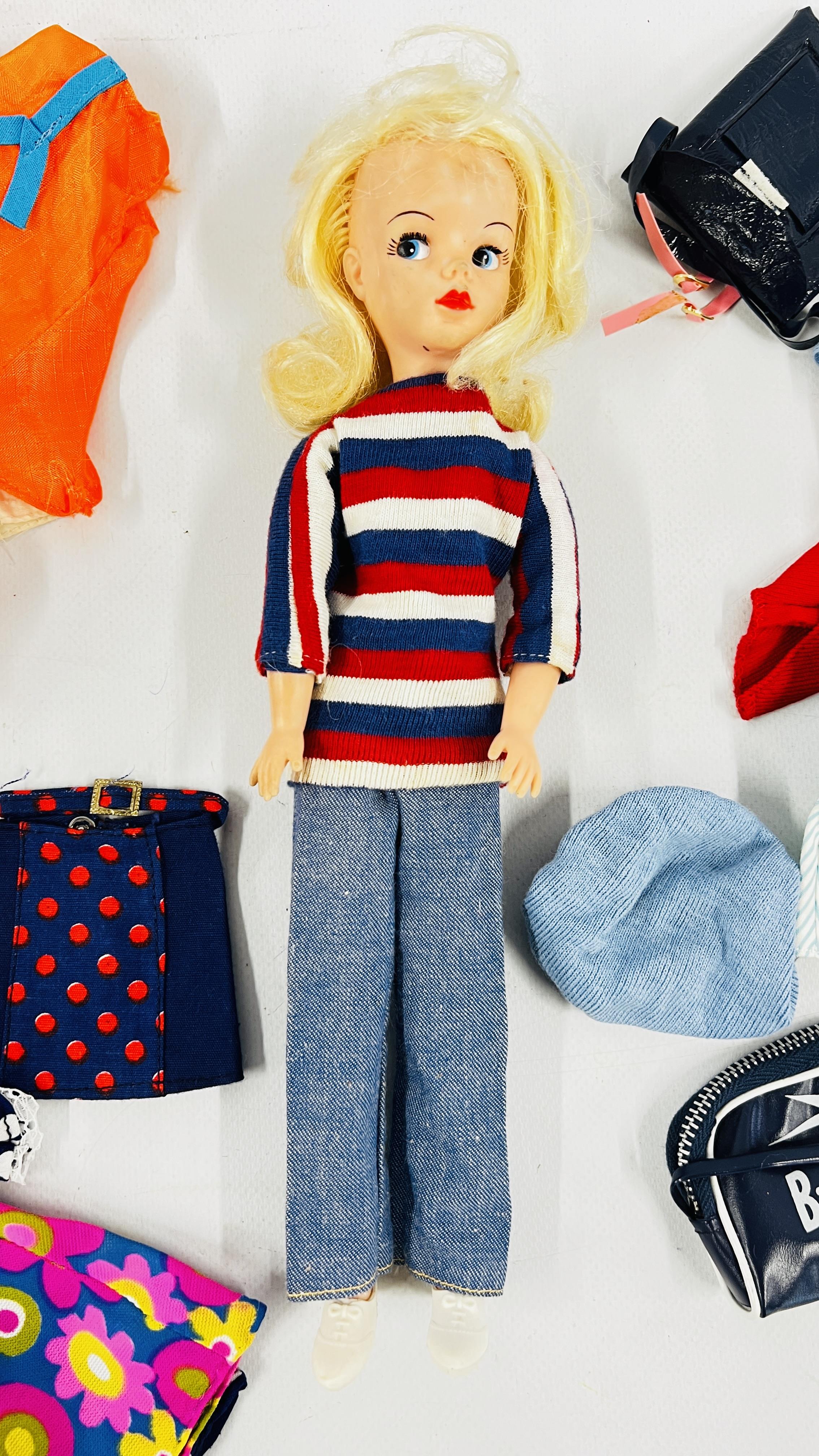 A VINTAGE "SINDY" DOLL ALONG WITH A COLLECTION OF CLOTHING AND ACCESSORIES TO INCLUDE EXAMPLES - Image 2 of 7