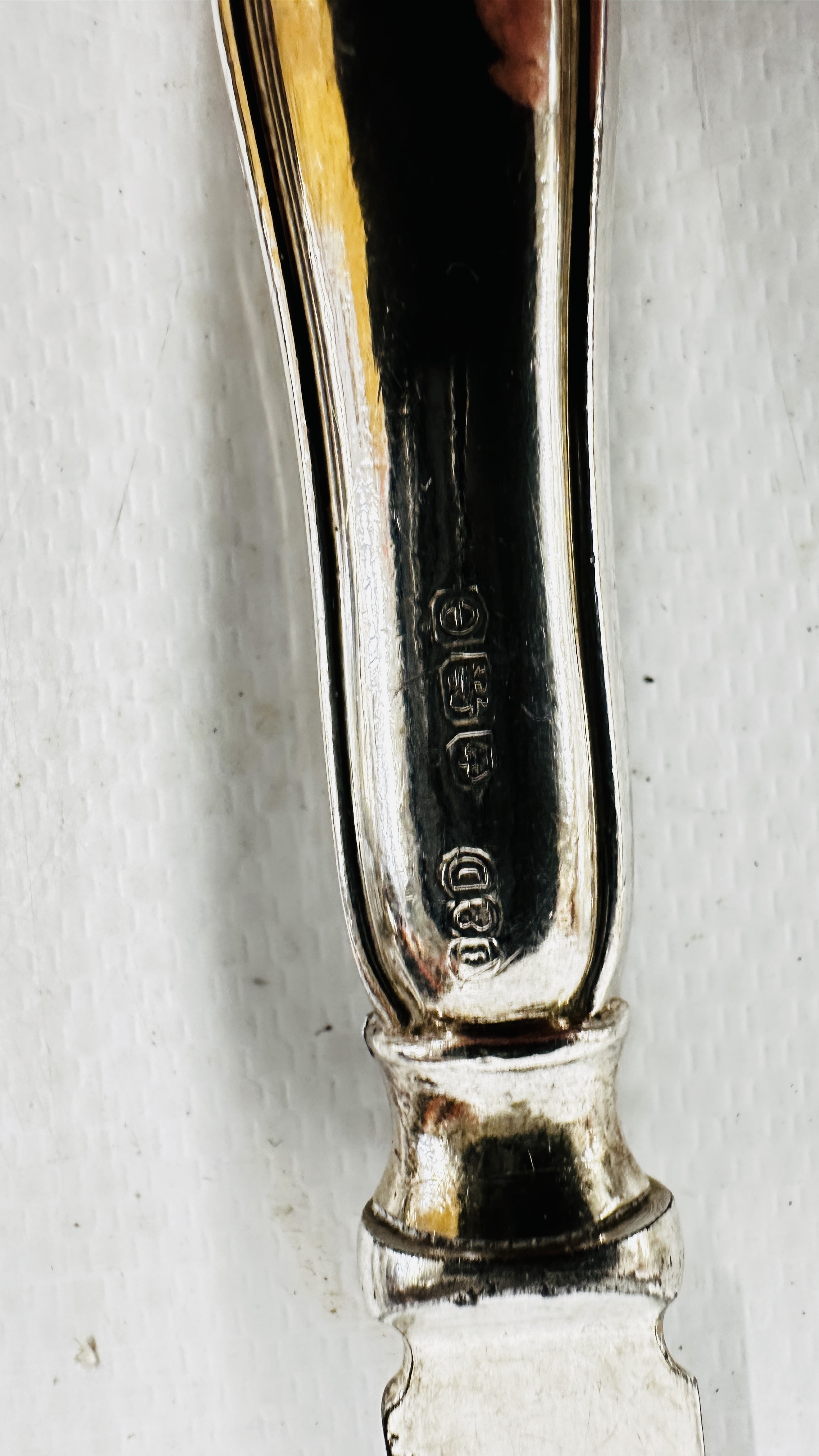 A SET OF 6 SILVER HANDLES BUTTER KNIVES, HALLMARKED 1900, MAKER B&D. - Image 5 of 5