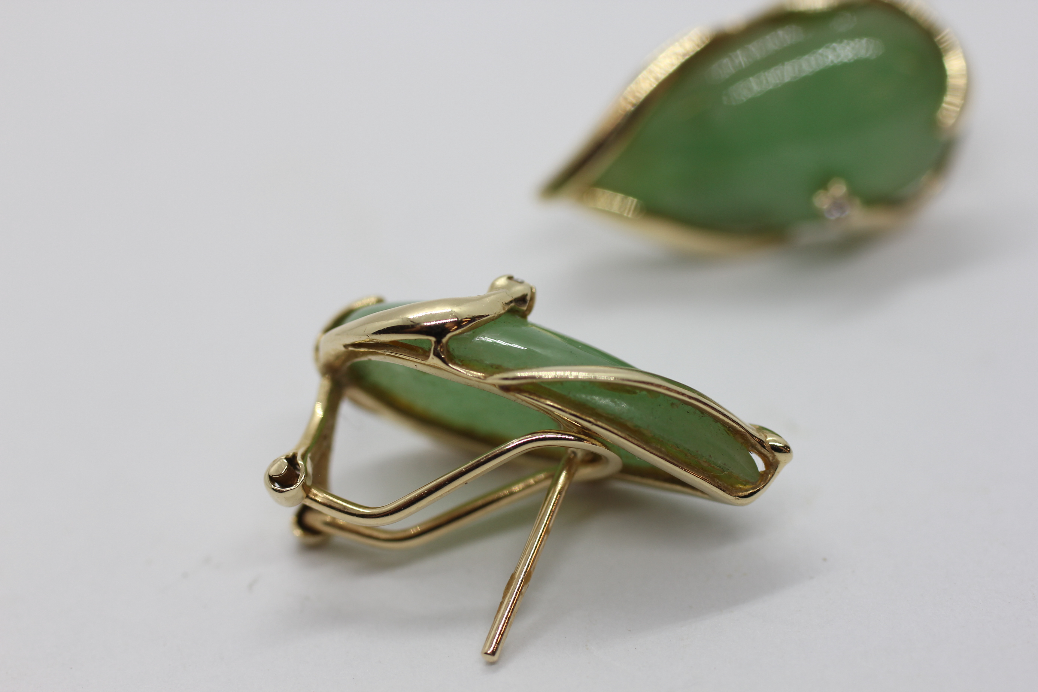 A PAIR OF 14CT GOLD JADE AND DIAMOND DESIGNER EARRINGS. - Image 5 of 7